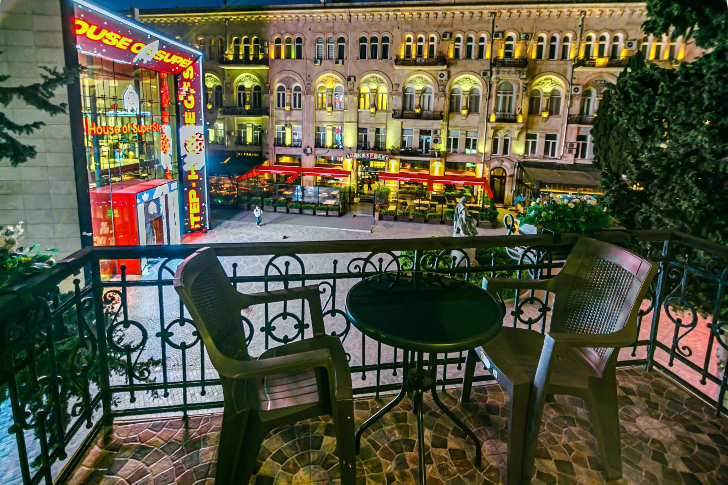 Night in GREEN PARK iNN