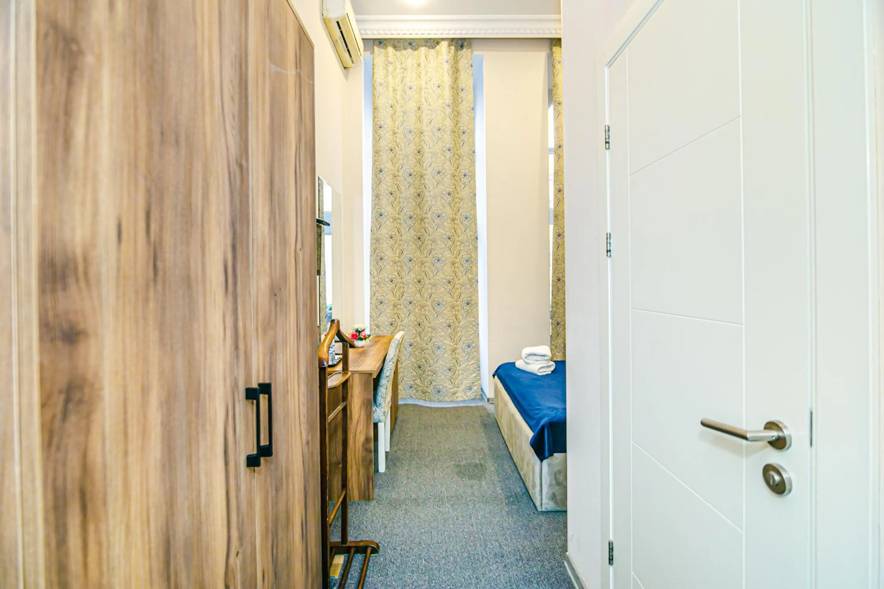 Photo of the whole room in GREEN PARK iNN