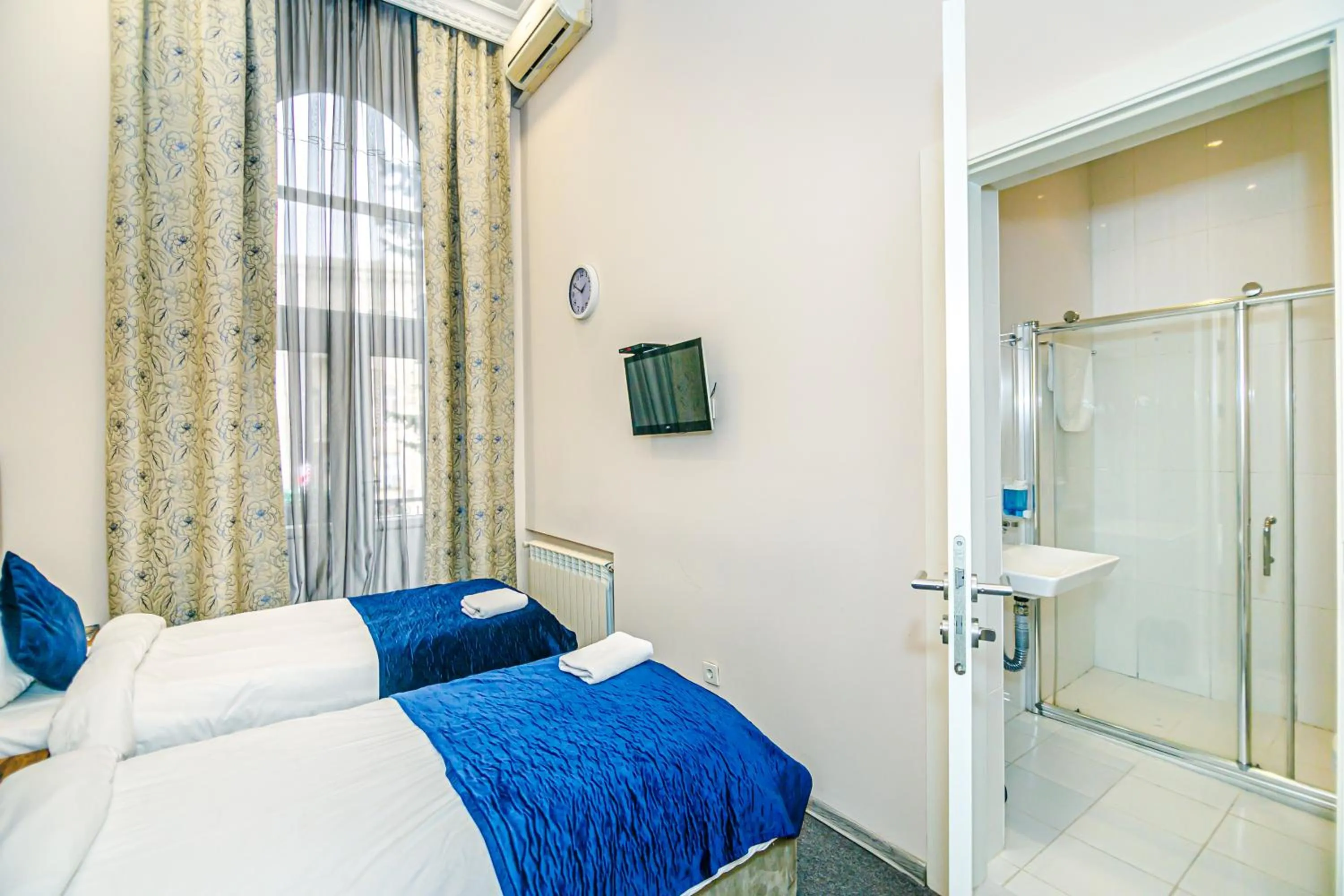 Bed in GREEN PARK iNN