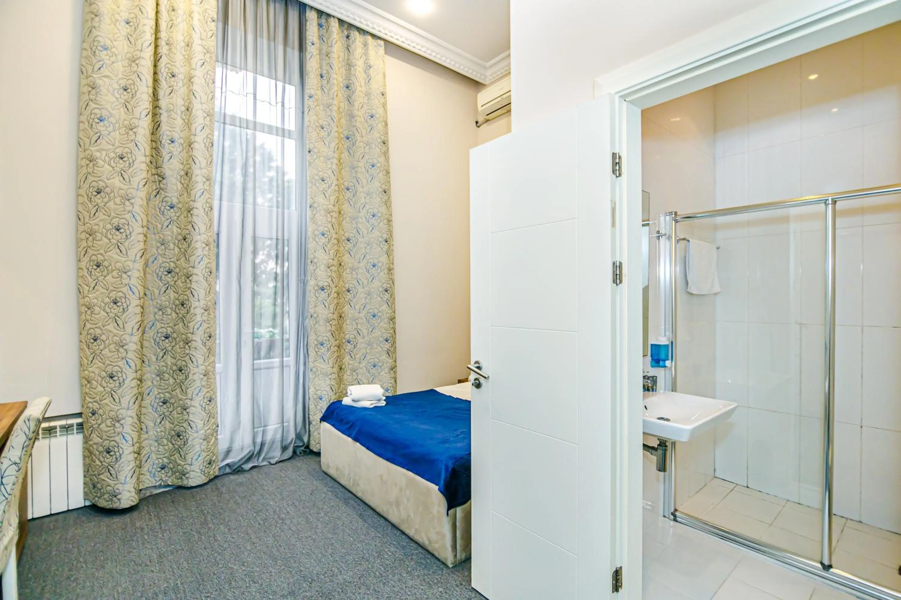 Photo of the whole room in GREEN PARK iNN