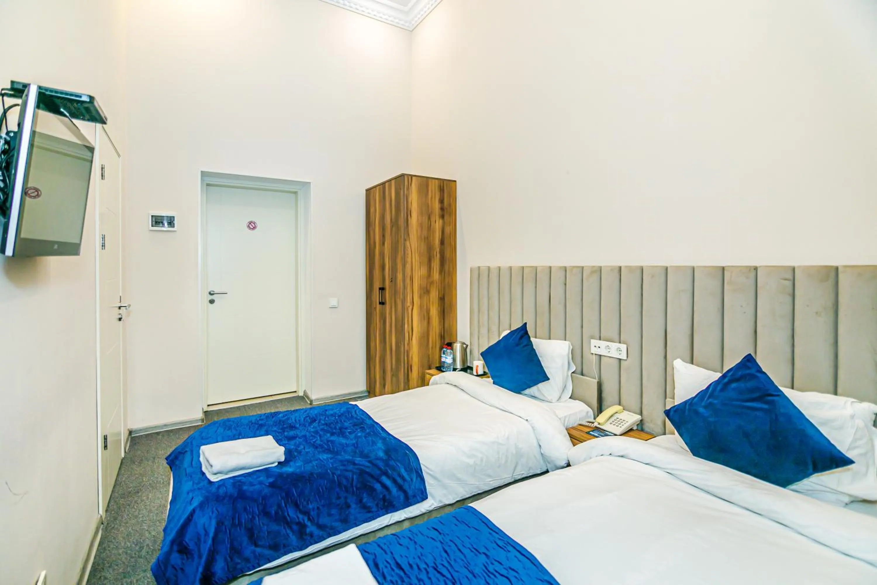 Photo of the whole room in GREEN PARK iNN