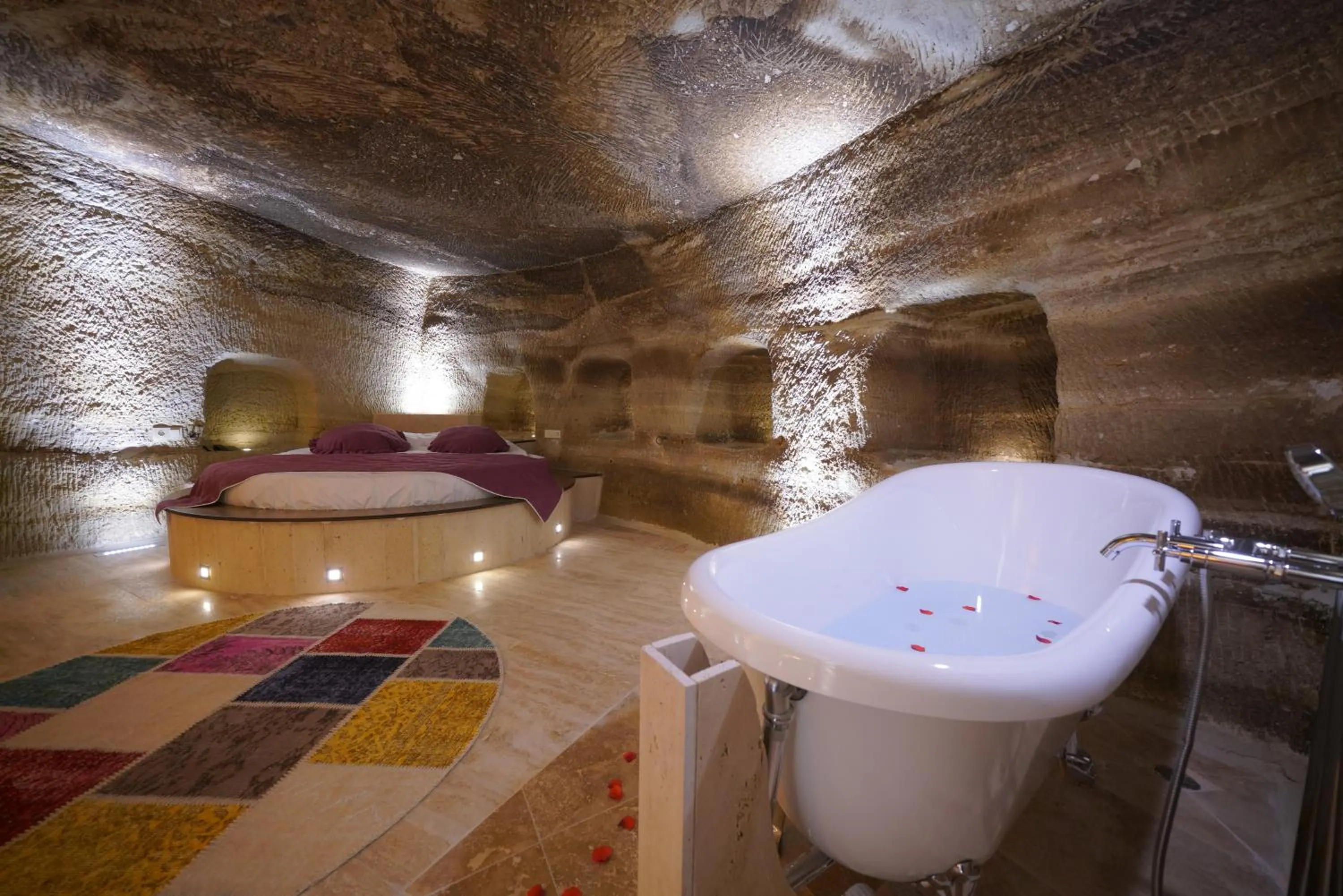 Bath, Bed in Göreme Cave Lodge