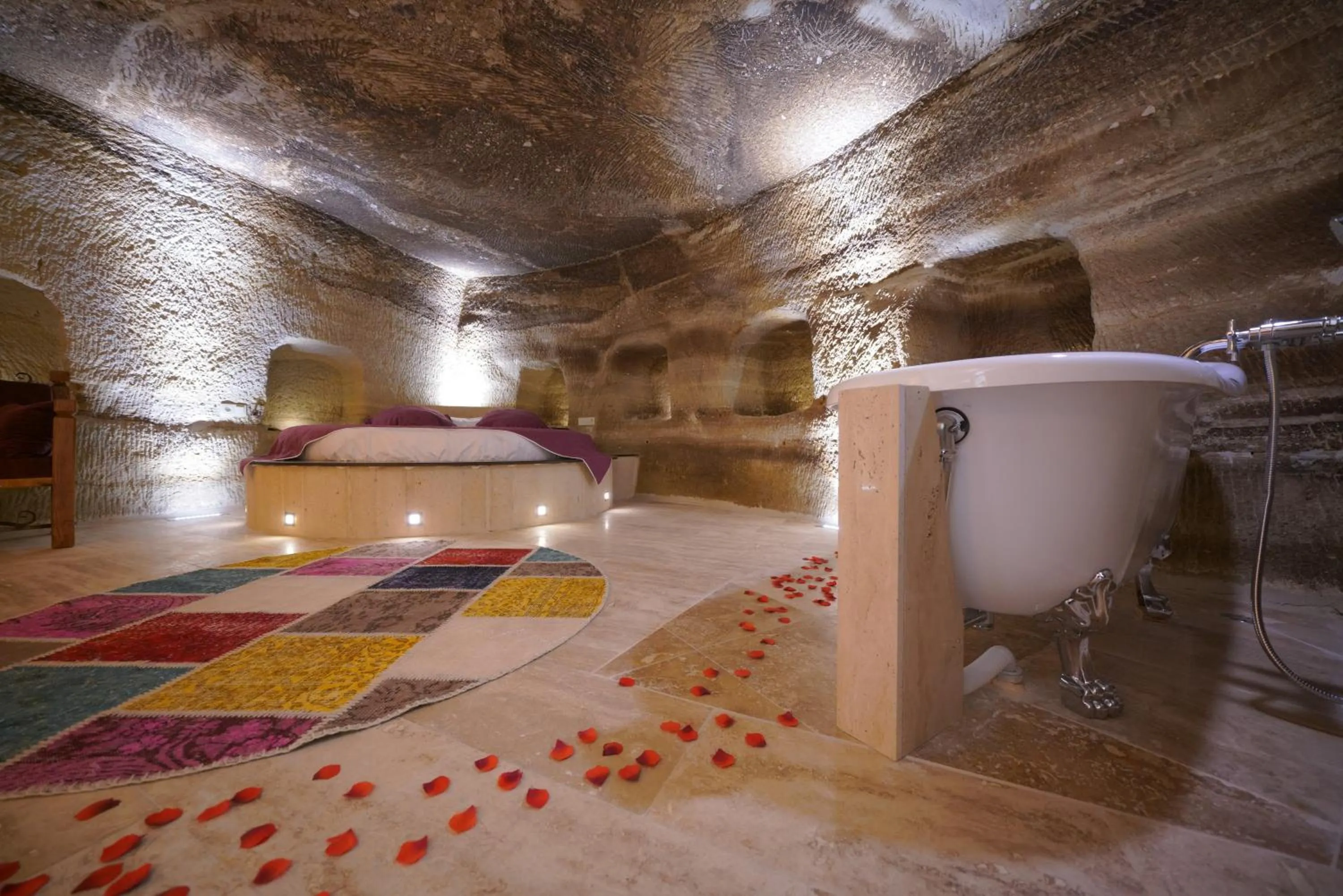 Bath, Bed in Göreme Cave Lodge