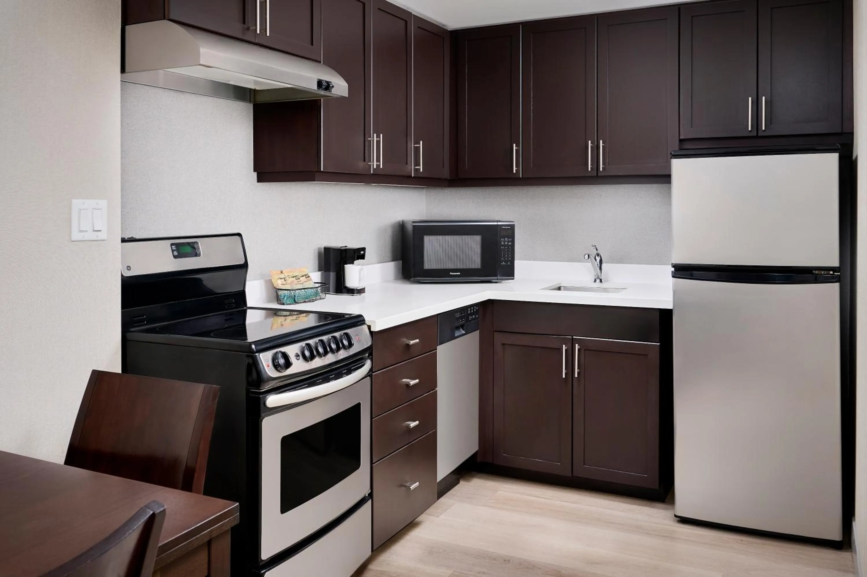 Kitchen or kitchenette in TownePlace Suites by Marriott Mississauga-Airport Corporate Centre