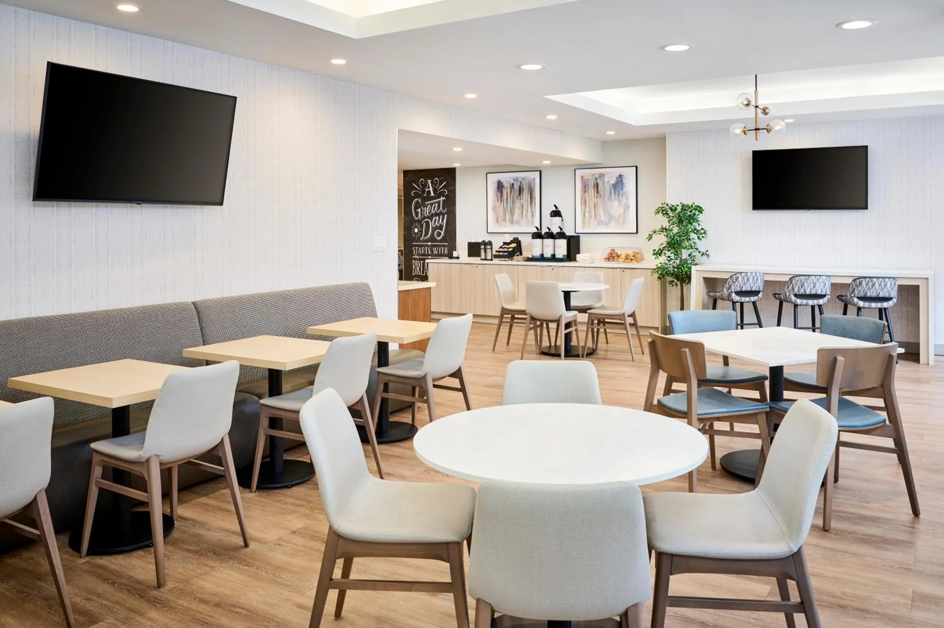 Communal lounge/ TV room in TownePlace Suites by Marriott Mississauga-Airport Corporate Centre