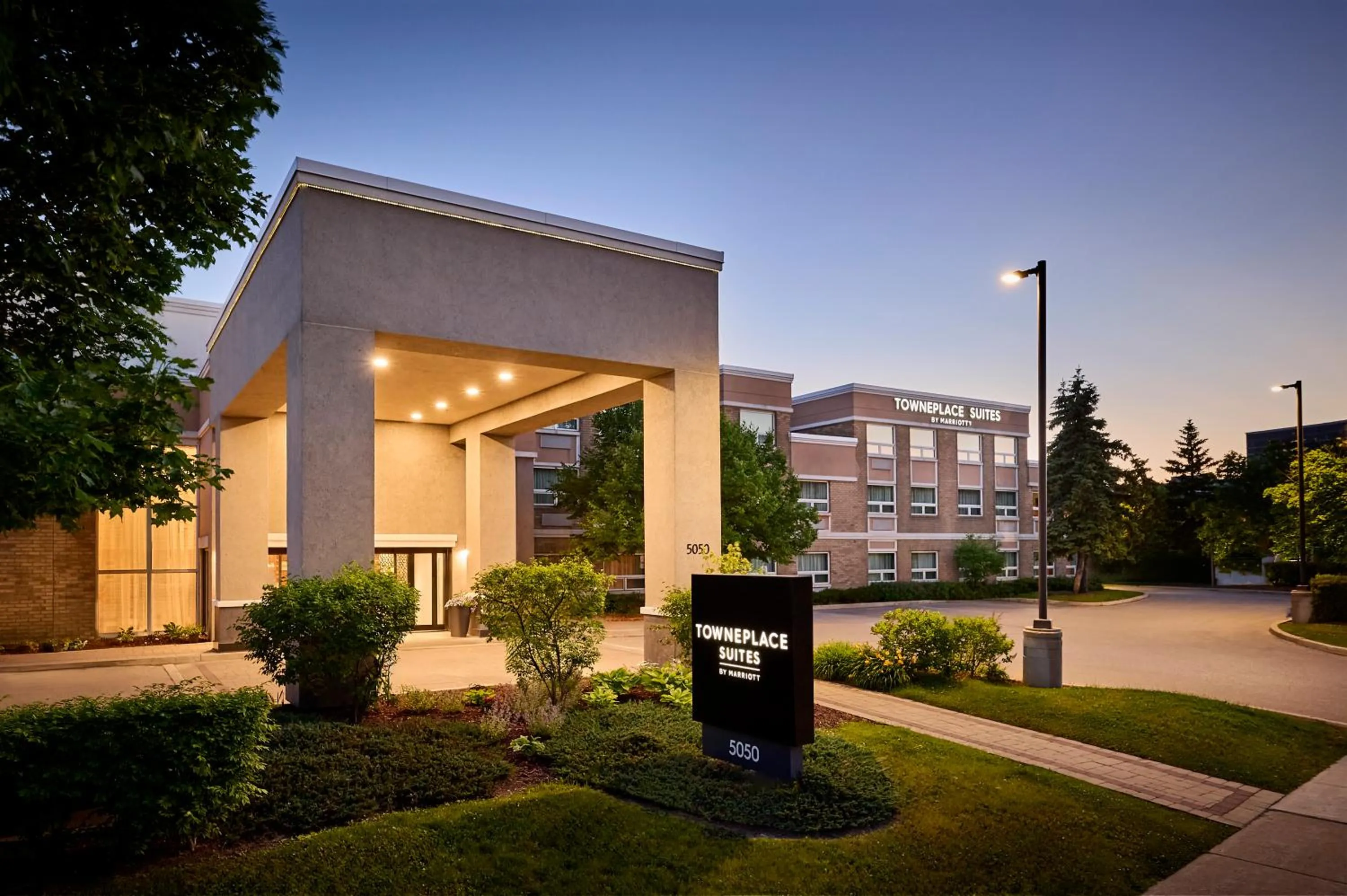 Property building in TownePlace Suites by Marriott Mississauga-Airport Corporate Centre