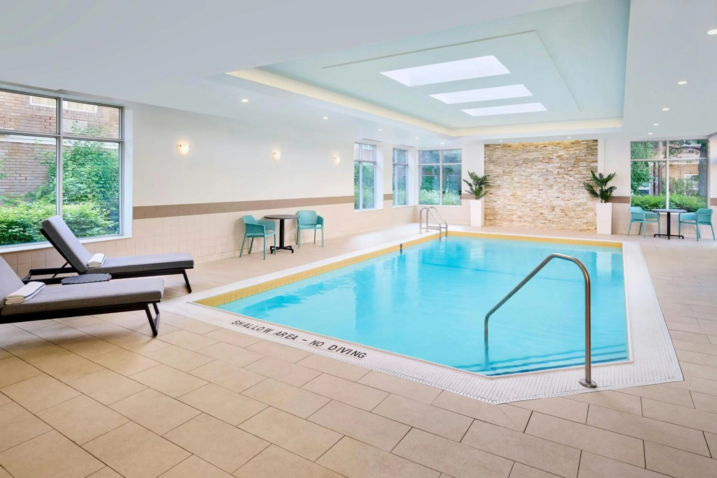 Swimming pool in TownePlace Suites by Marriott Mississauga-Airport Corporate Centre