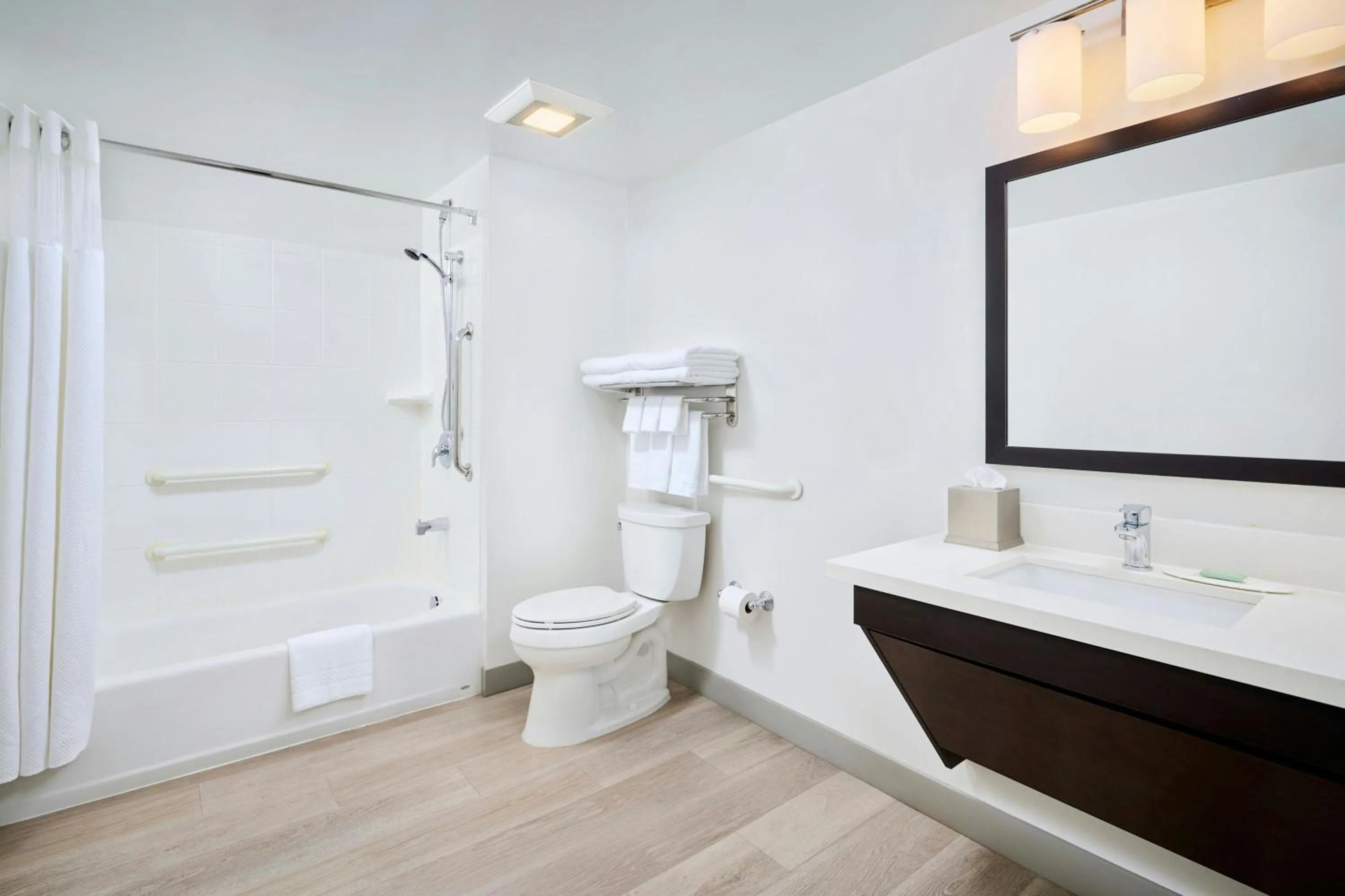 Bathroom in TownePlace Suites by Marriott Mississauga-Airport Corporate Centre