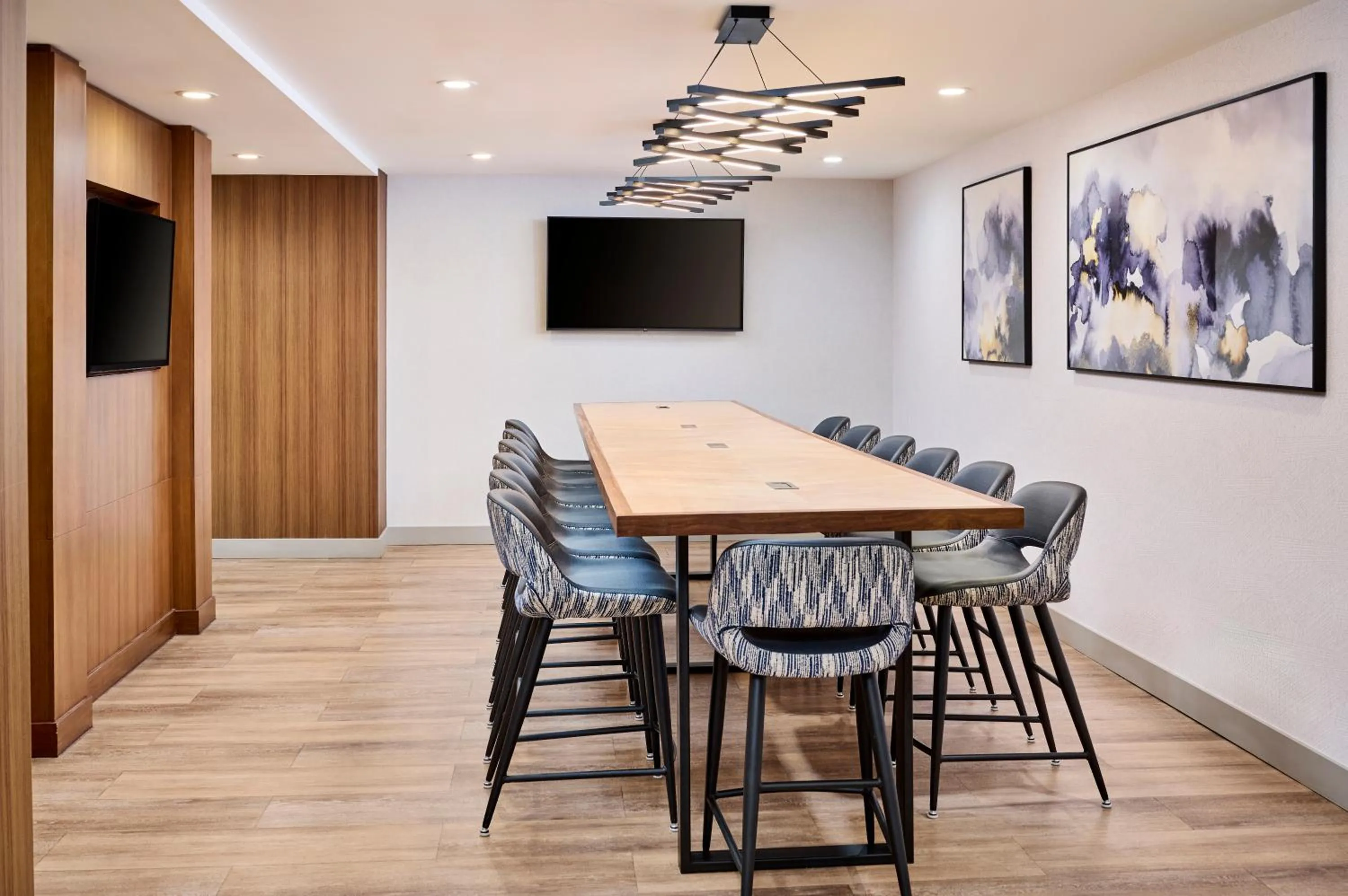 Communal lounge/ TV room in TownePlace Suites by Marriott Mississauga-Airport Corporate Centre