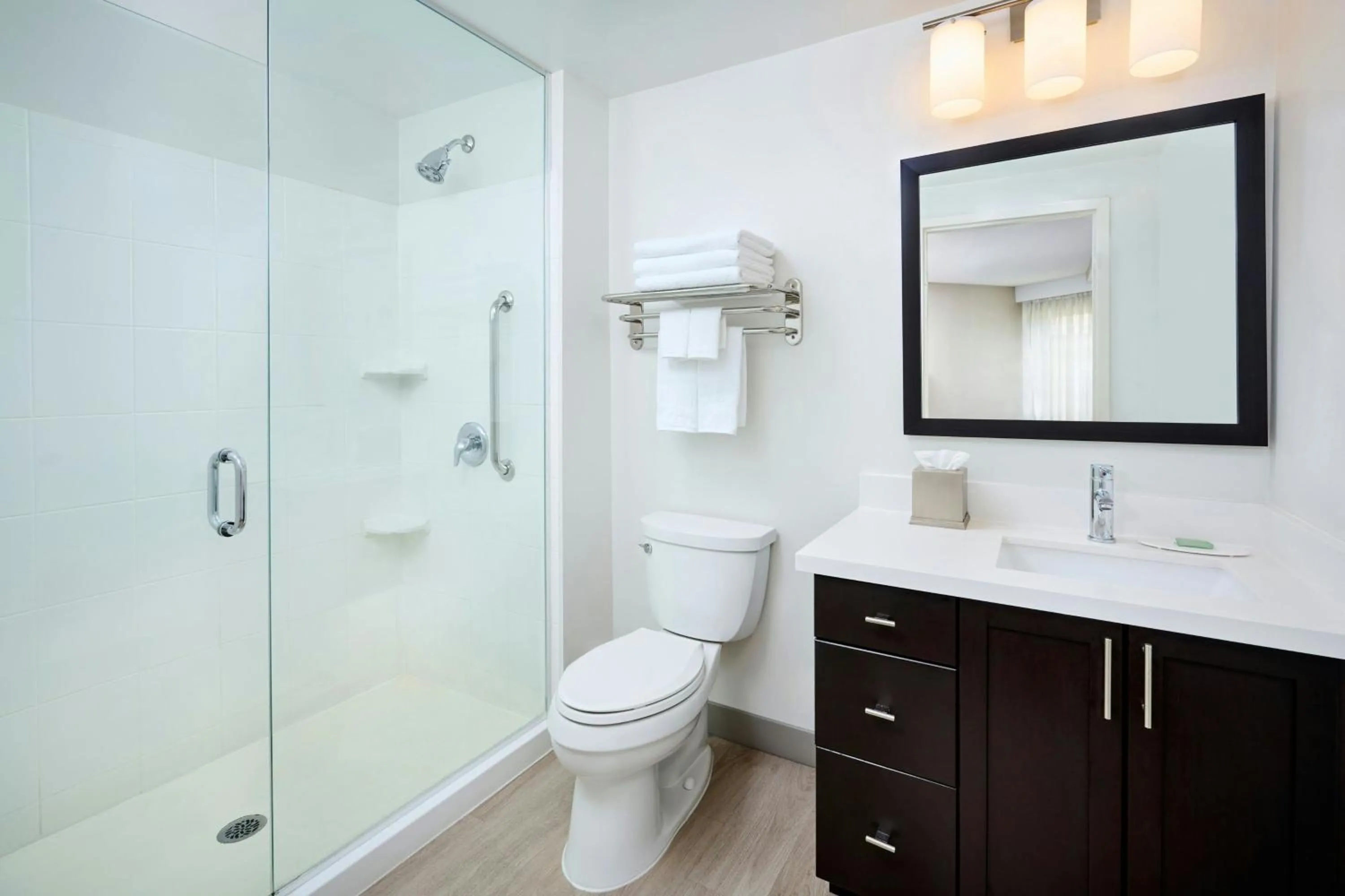 Bathroom in TownePlace Suites by Marriott Mississauga-Airport Corporate Centre