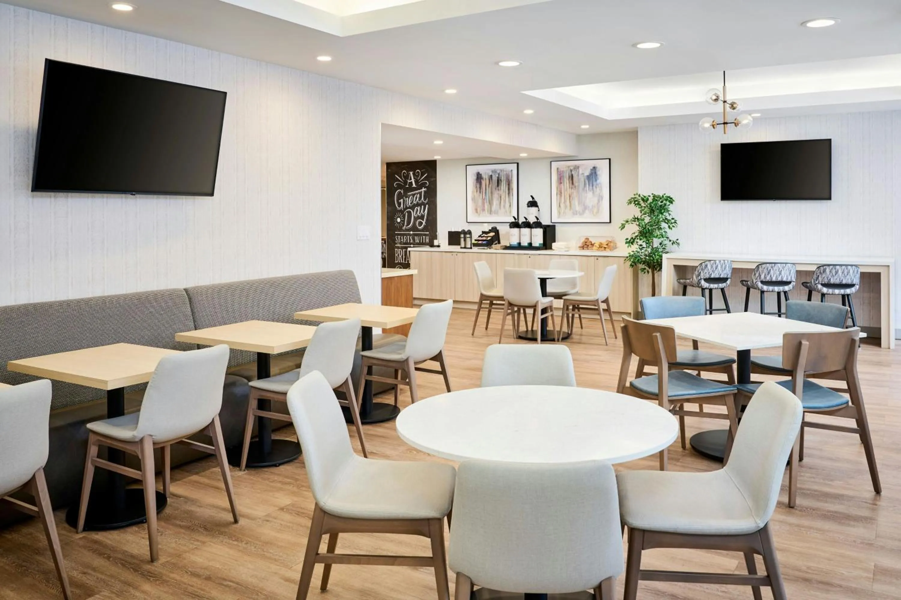 Breakfast in TownePlace Suites by Marriott Mississauga-Airport Corporate Centre