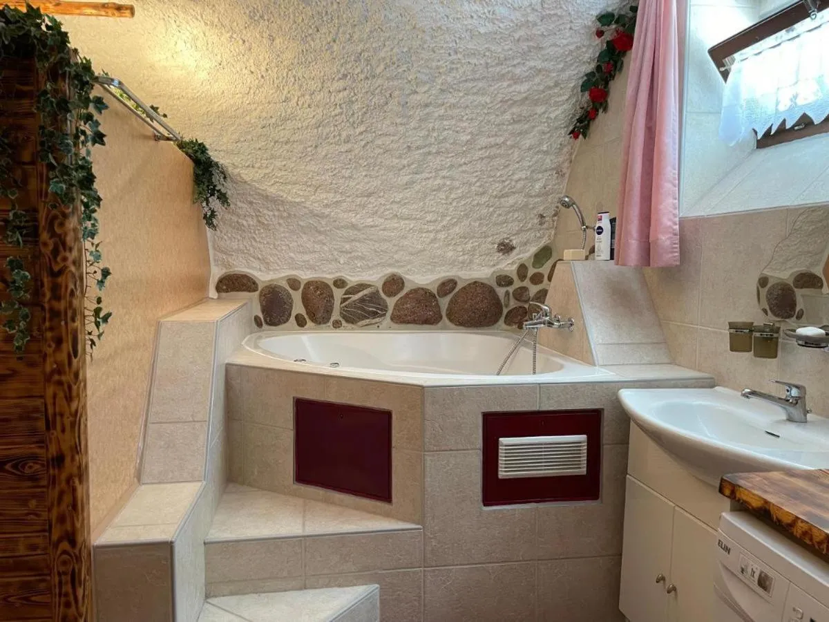 Bathroom in Casa Job - Gasthaus - Sauna, Whirlpool - Trun