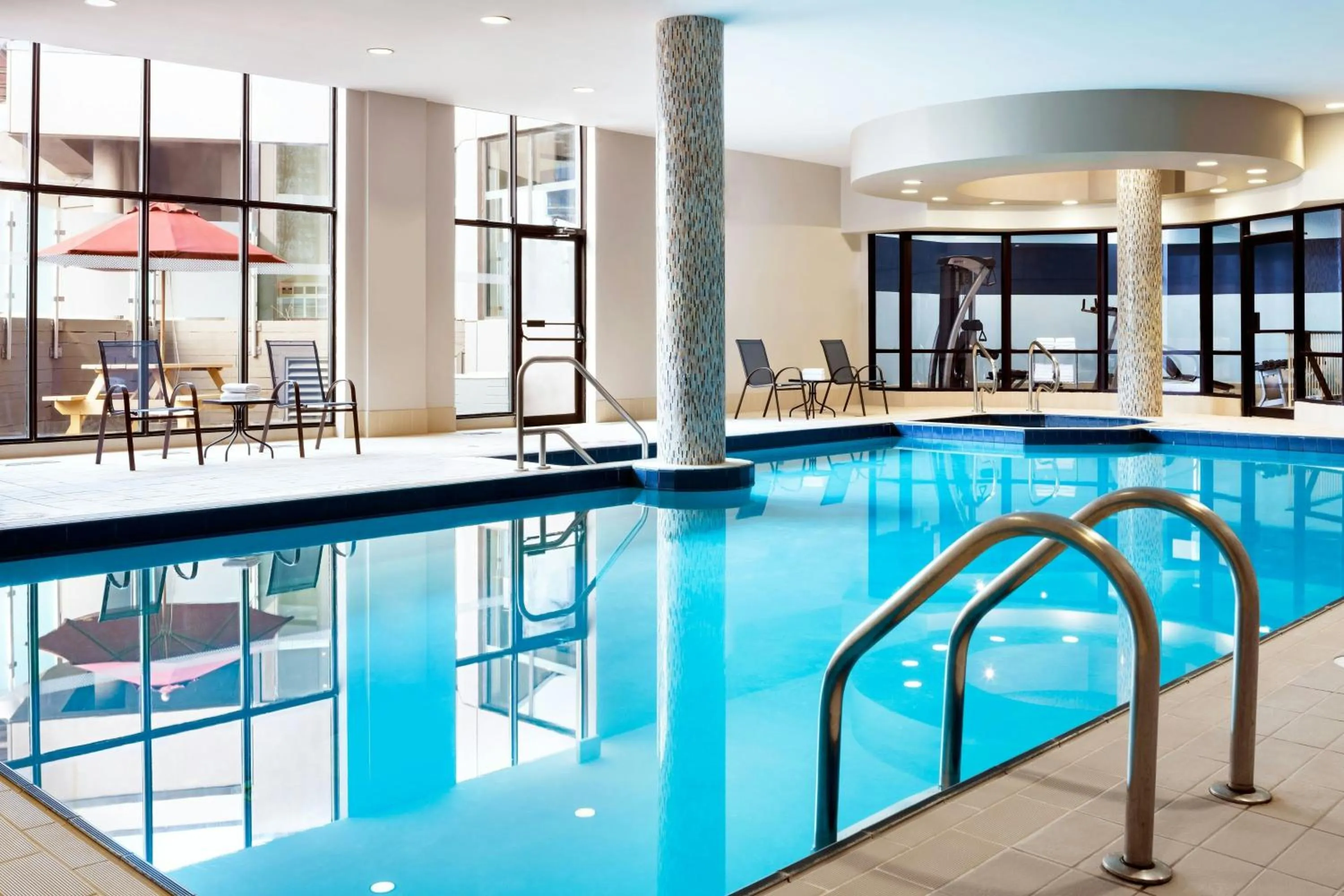 Swimming pool in Four Points by Sheraton Mississauga Meadowvale