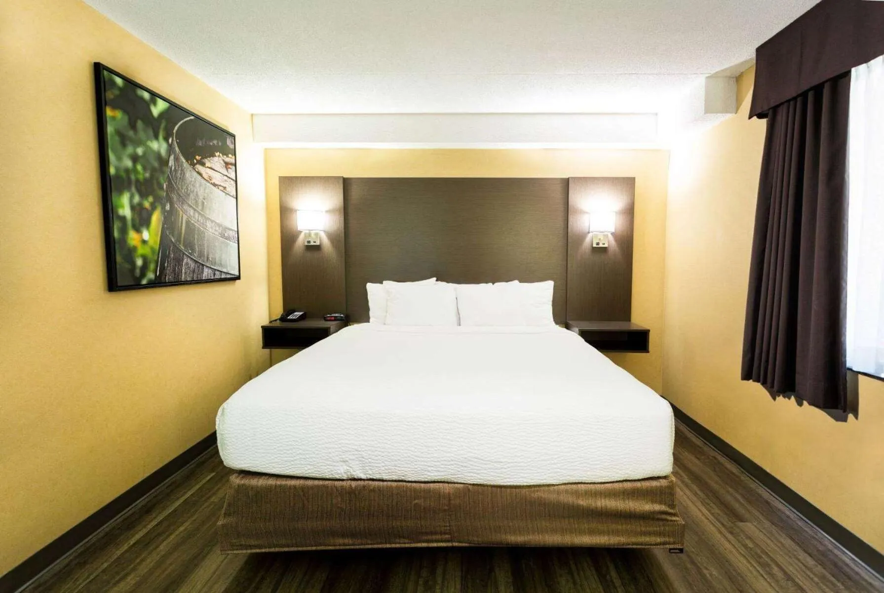 Photo of the whole room, Bed in Days Inn by Wyndham Fallsview