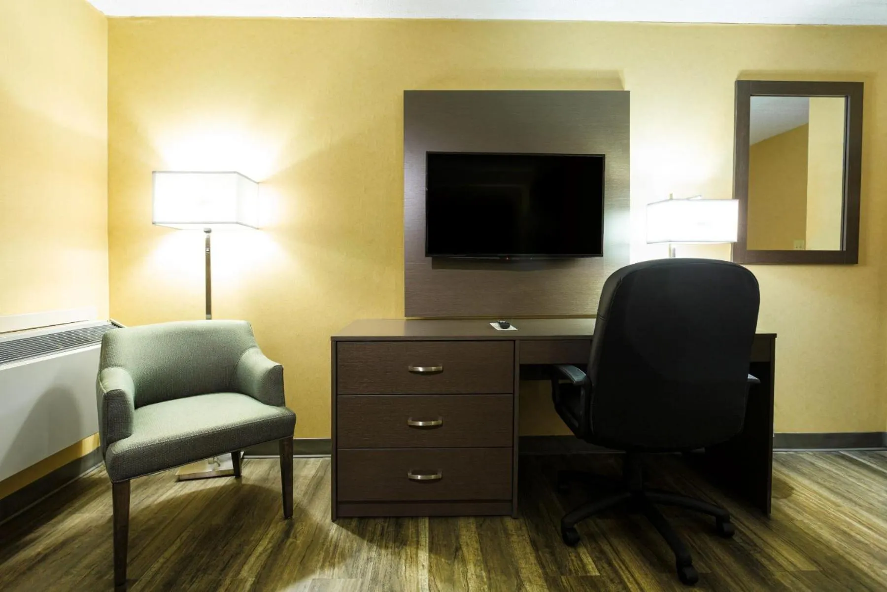 TV and multimedia in Days Inn by Wyndham Fallsview
