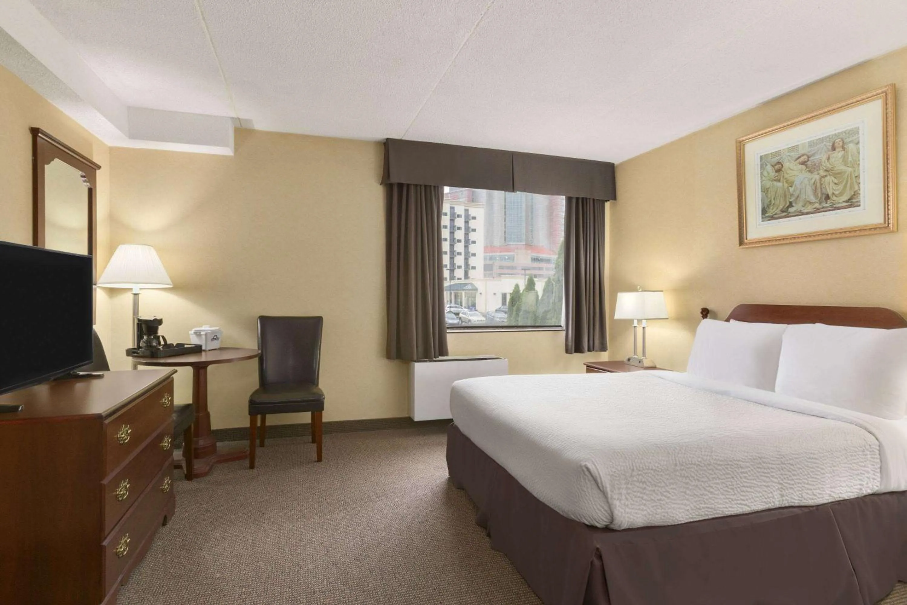Photo of the whole room, Bed in Days Inn by Wyndham Fallsview