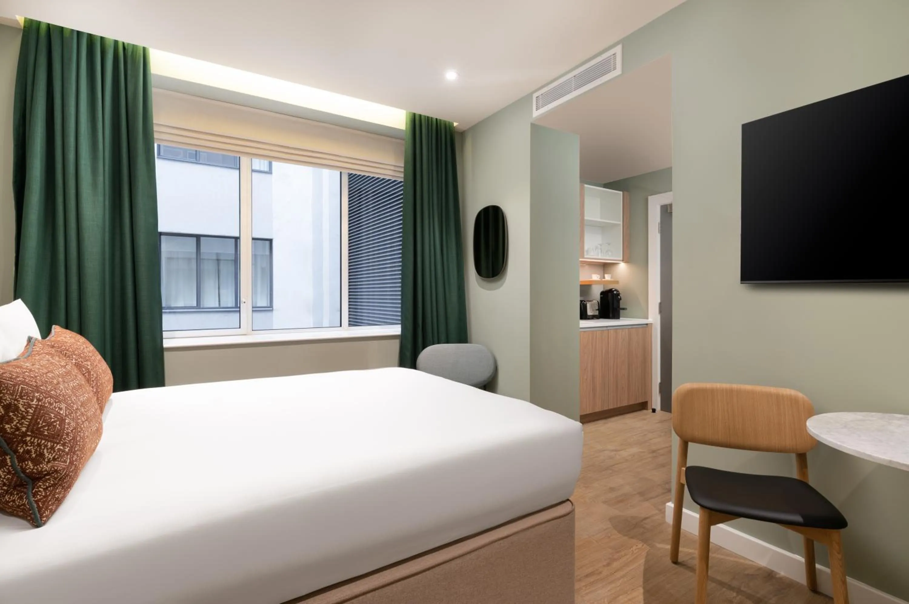 Photo of the whole room, Bed in The Lincoln Suites