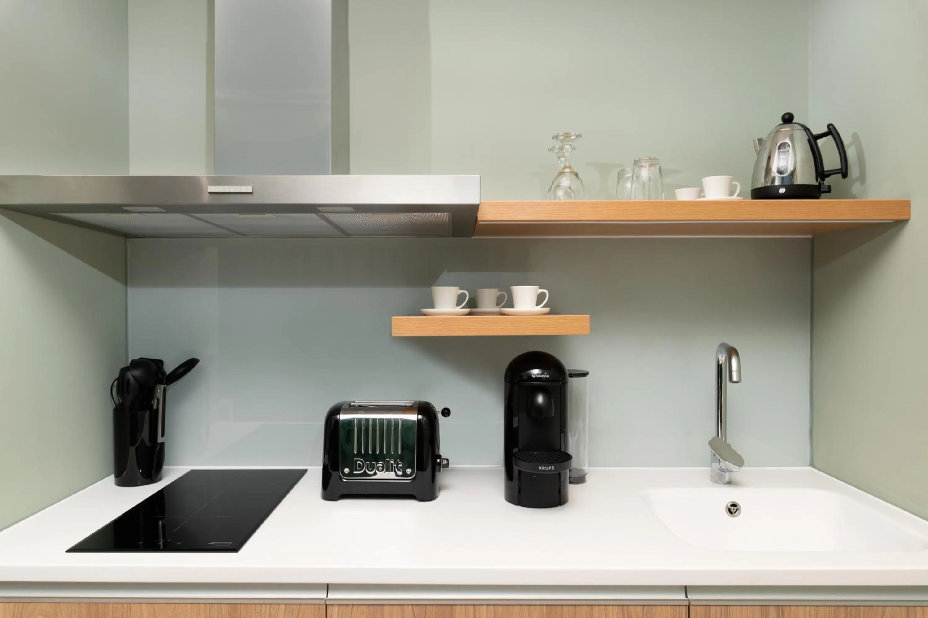 Coffee/tea facilities in The Lincoln Suites