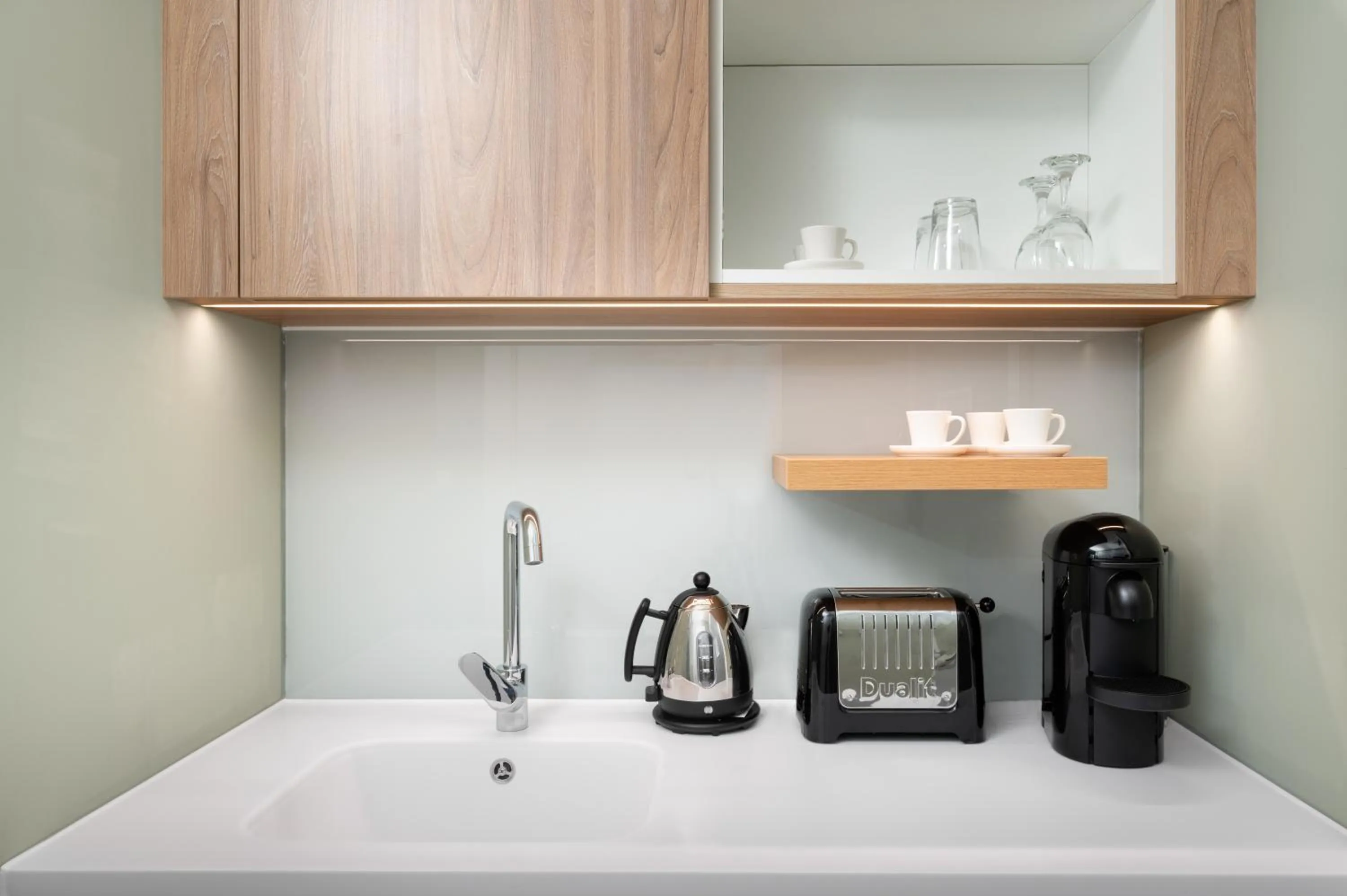 Kitchen or kitchenette in The Lincoln Suites