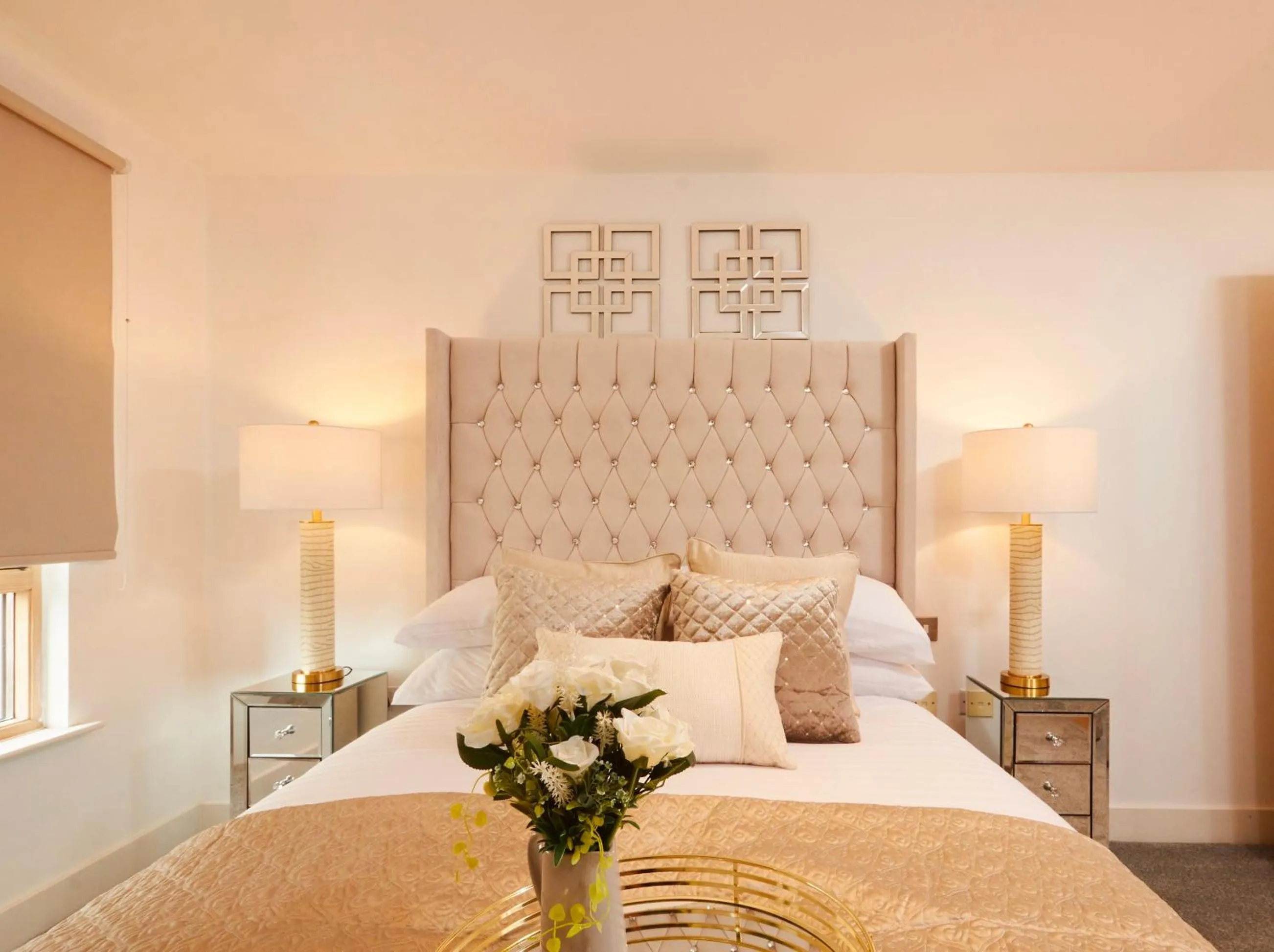 Bedroom, Bed in Deluxe City Centre Apt Free Parking River View Balcony