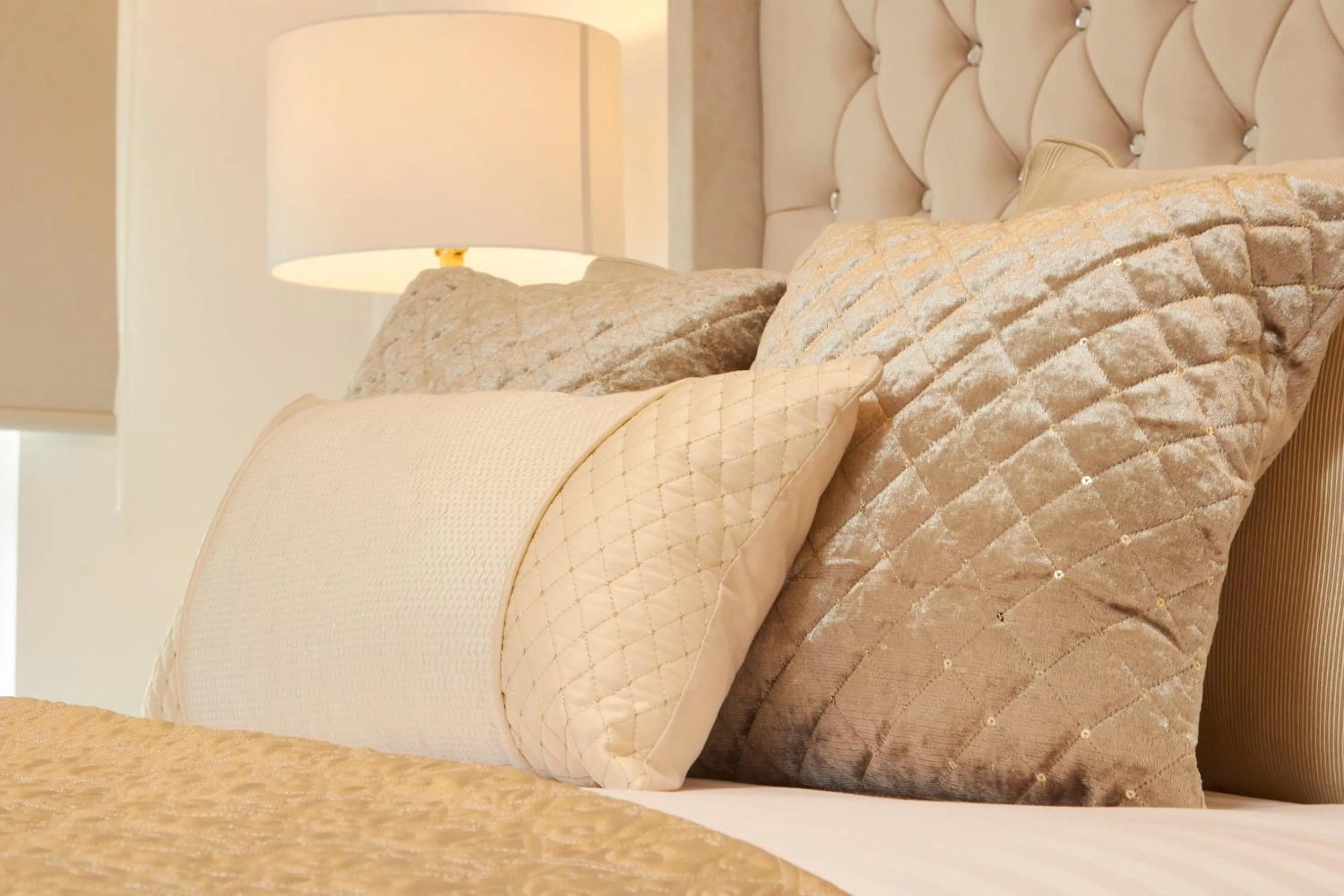 Bedroom, Bed in Deluxe City Centre Apt Free Parking River View Balcony