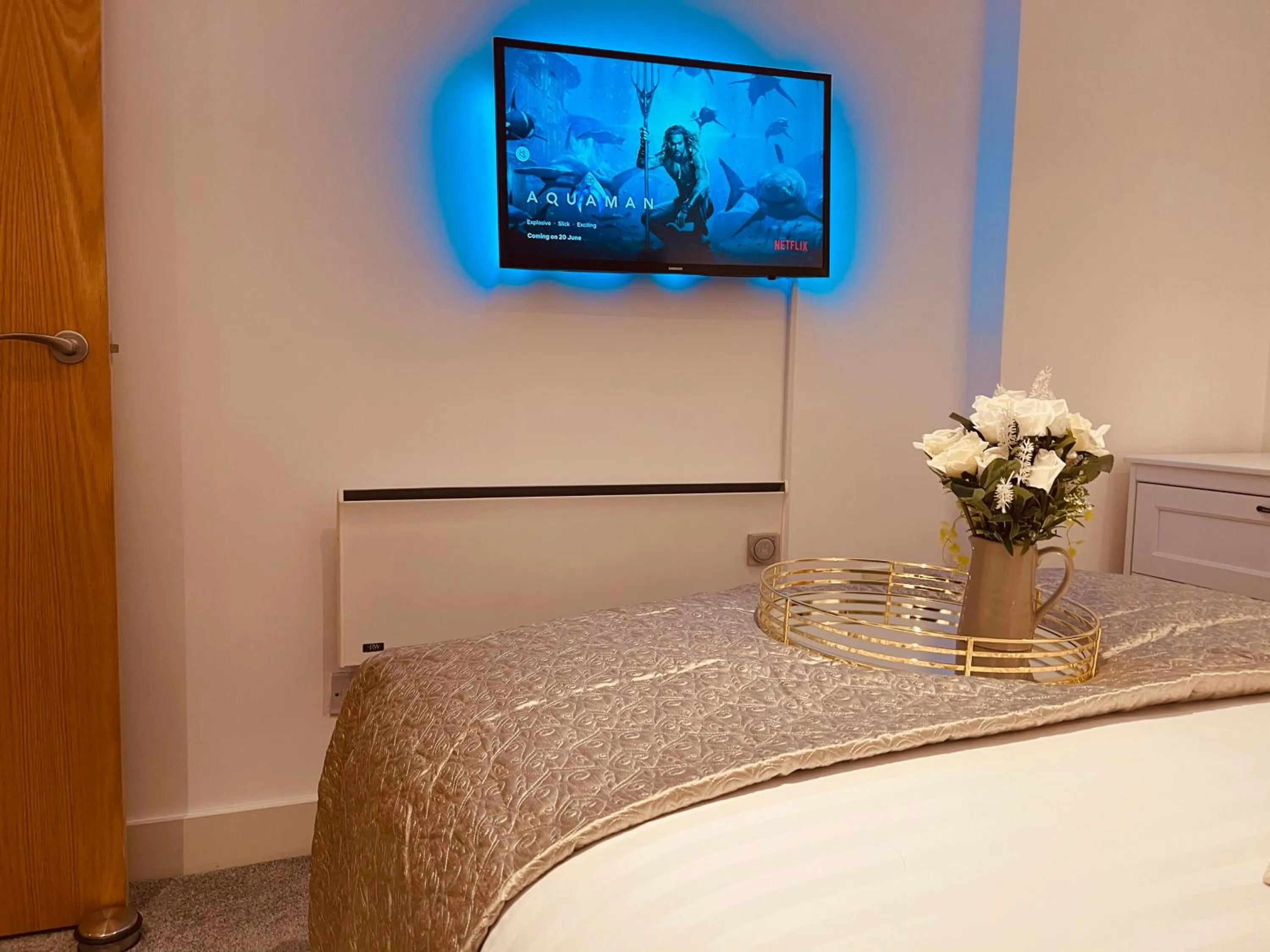 Bedroom, Bed in Deluxe City Centre Apt Free Parking River View Balcony