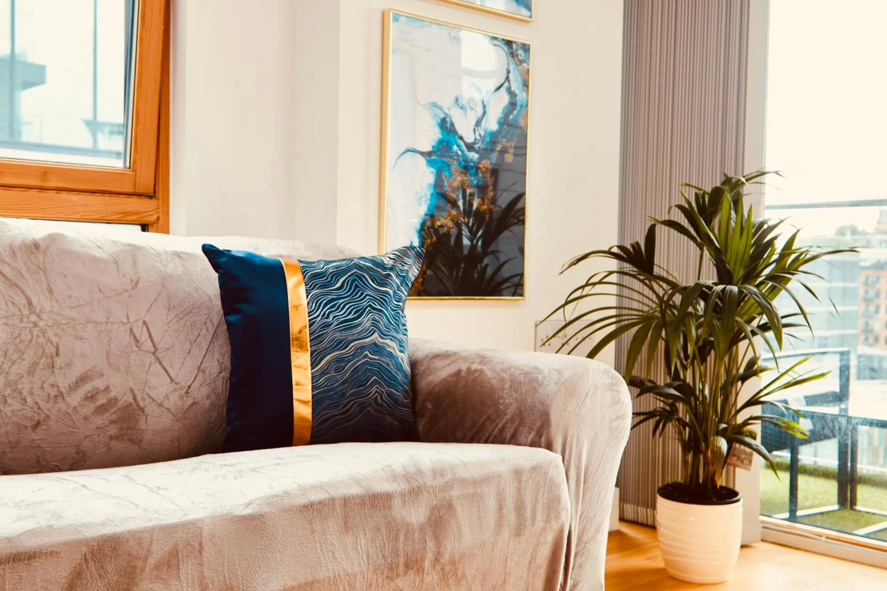 Living room in Deluxe City Centre Apt Free Parking River View Balcony