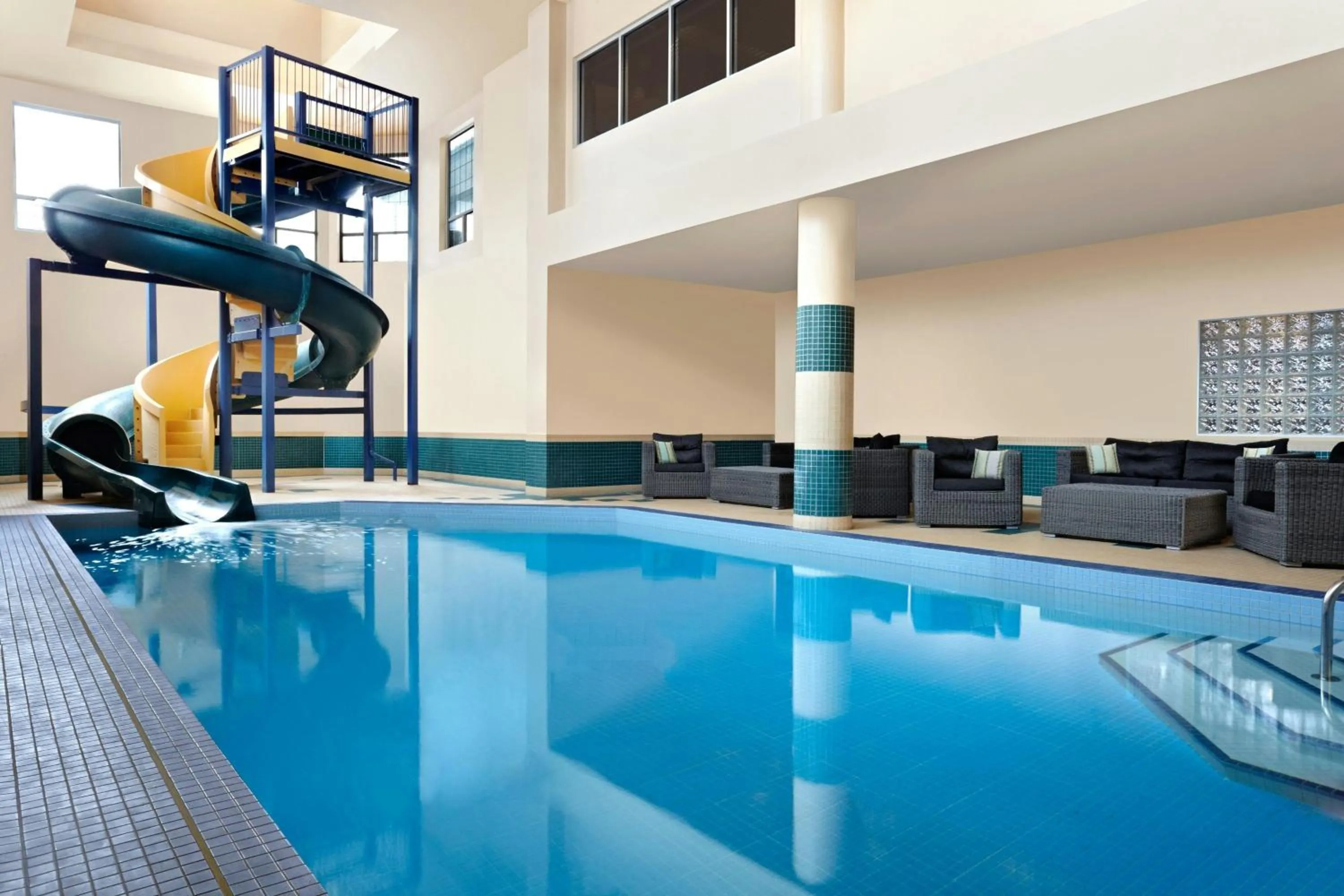 Swimming pool in Four Points by Sheraton Hotel & Suites Calgary West