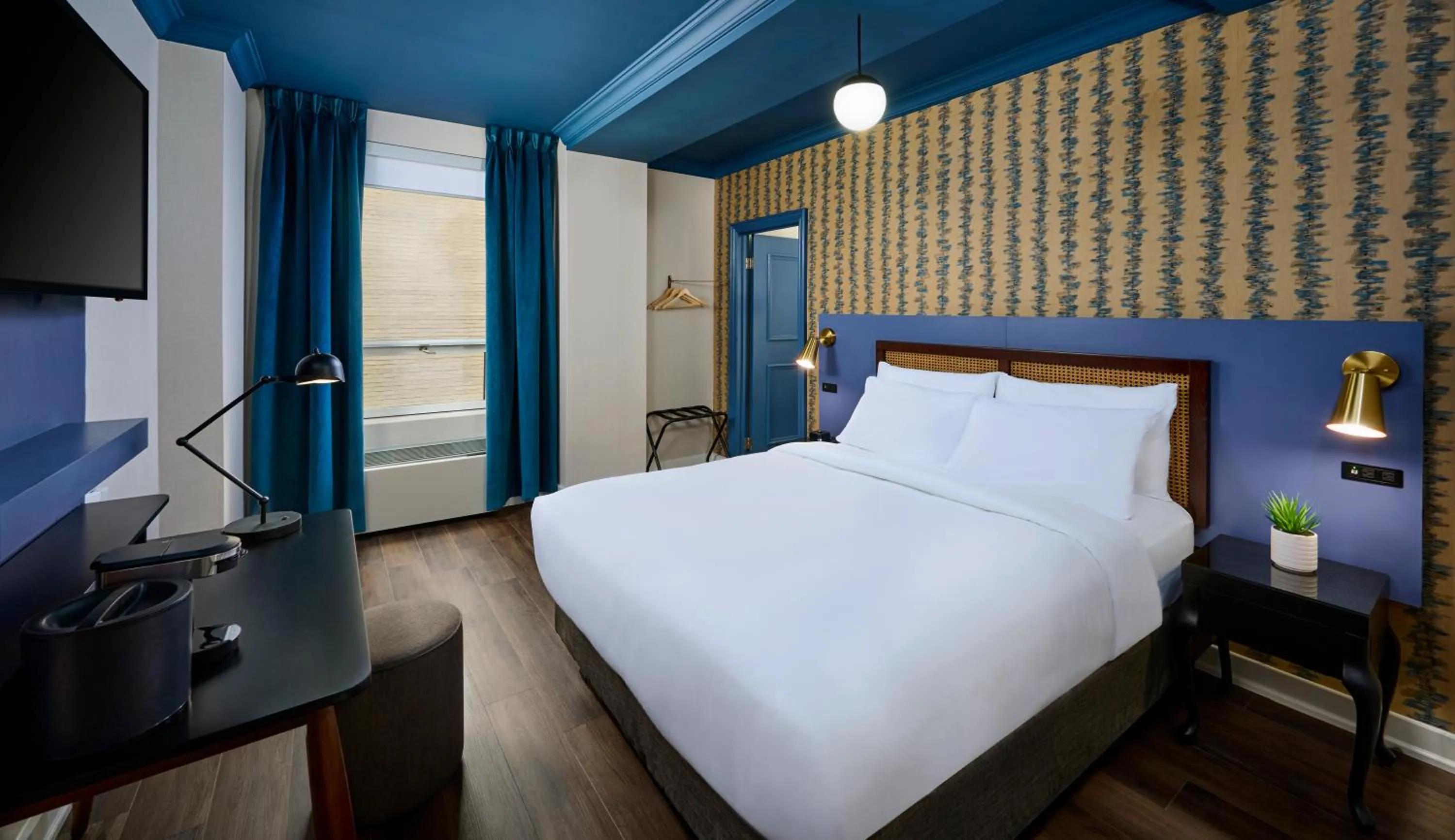 TV and multimedia, Bed in Hotel Victoria