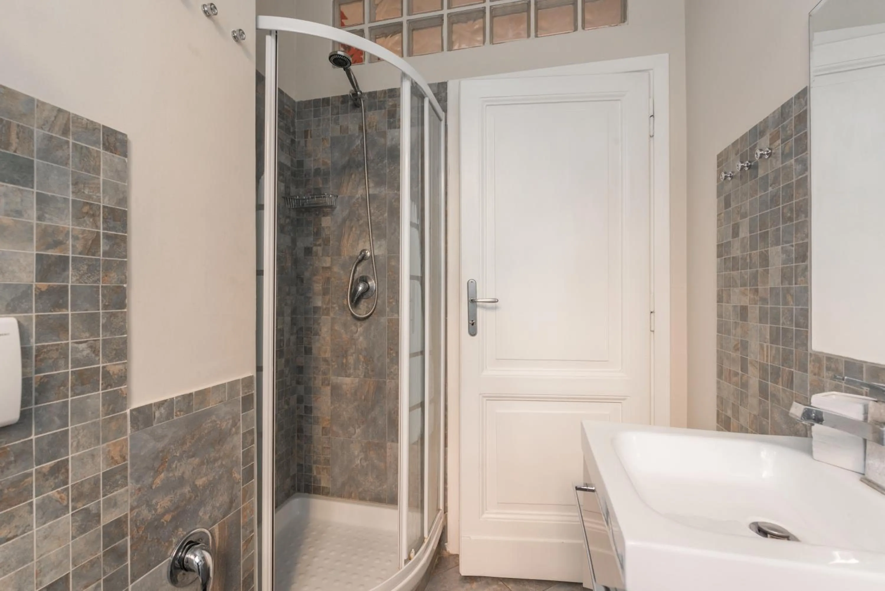 Shower in Domus Maximo
