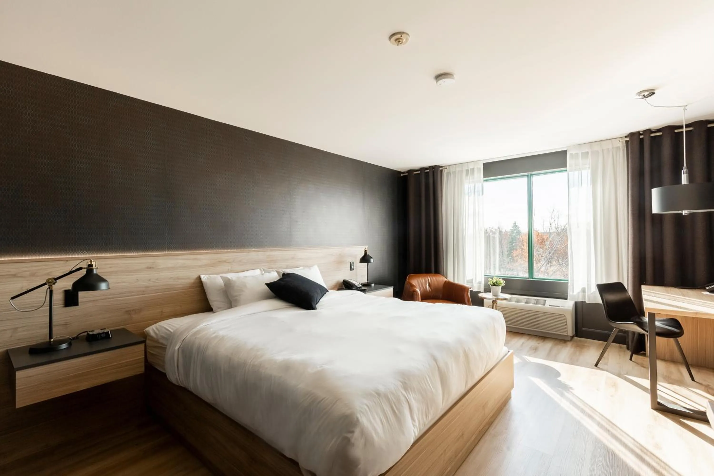 Photo of the whole room, Bed in Hôtel Château Joliette