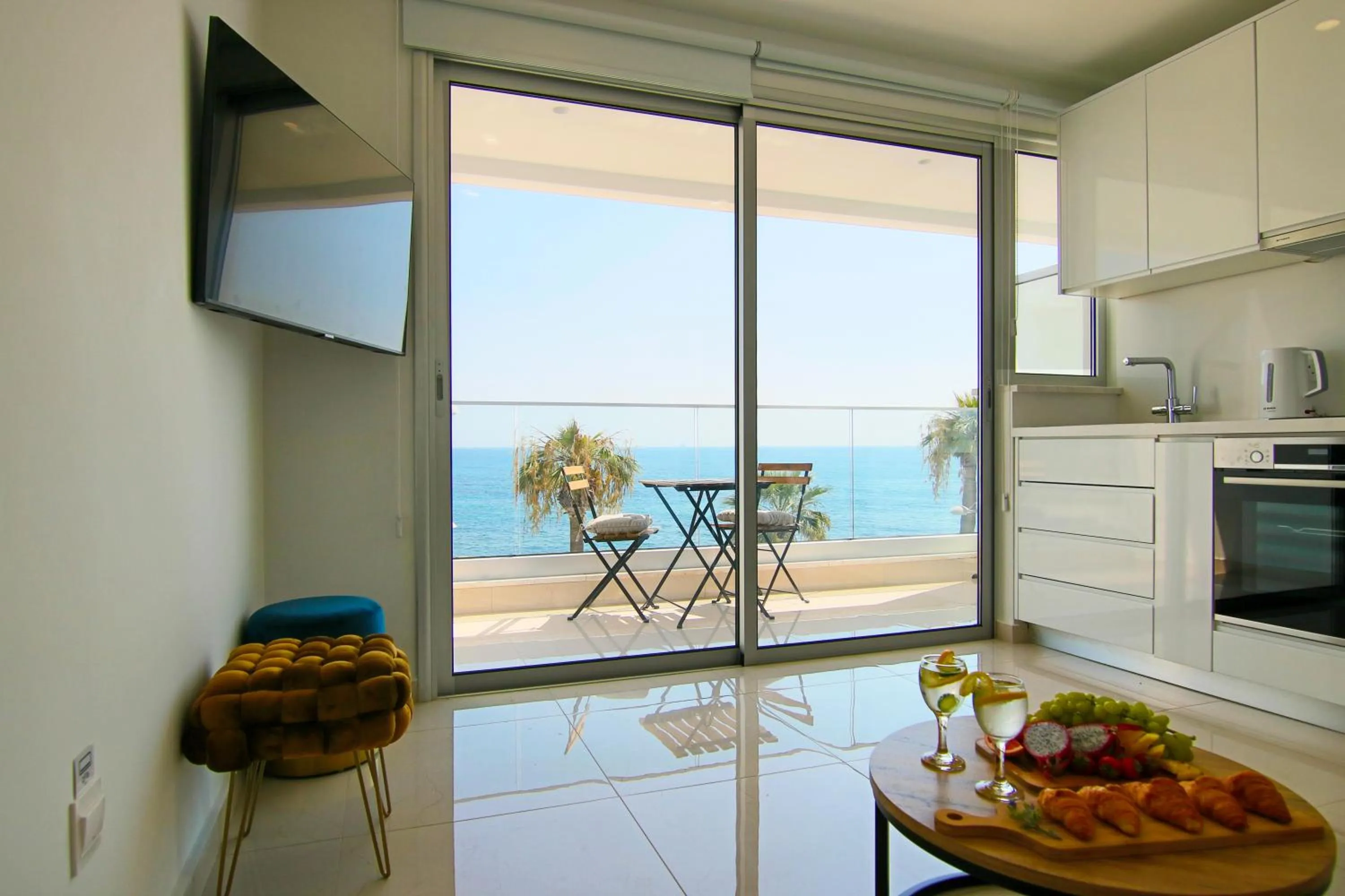Balcony/Terrace in Phaedrus Living: Seaview Gold Flat Lighthouse 48