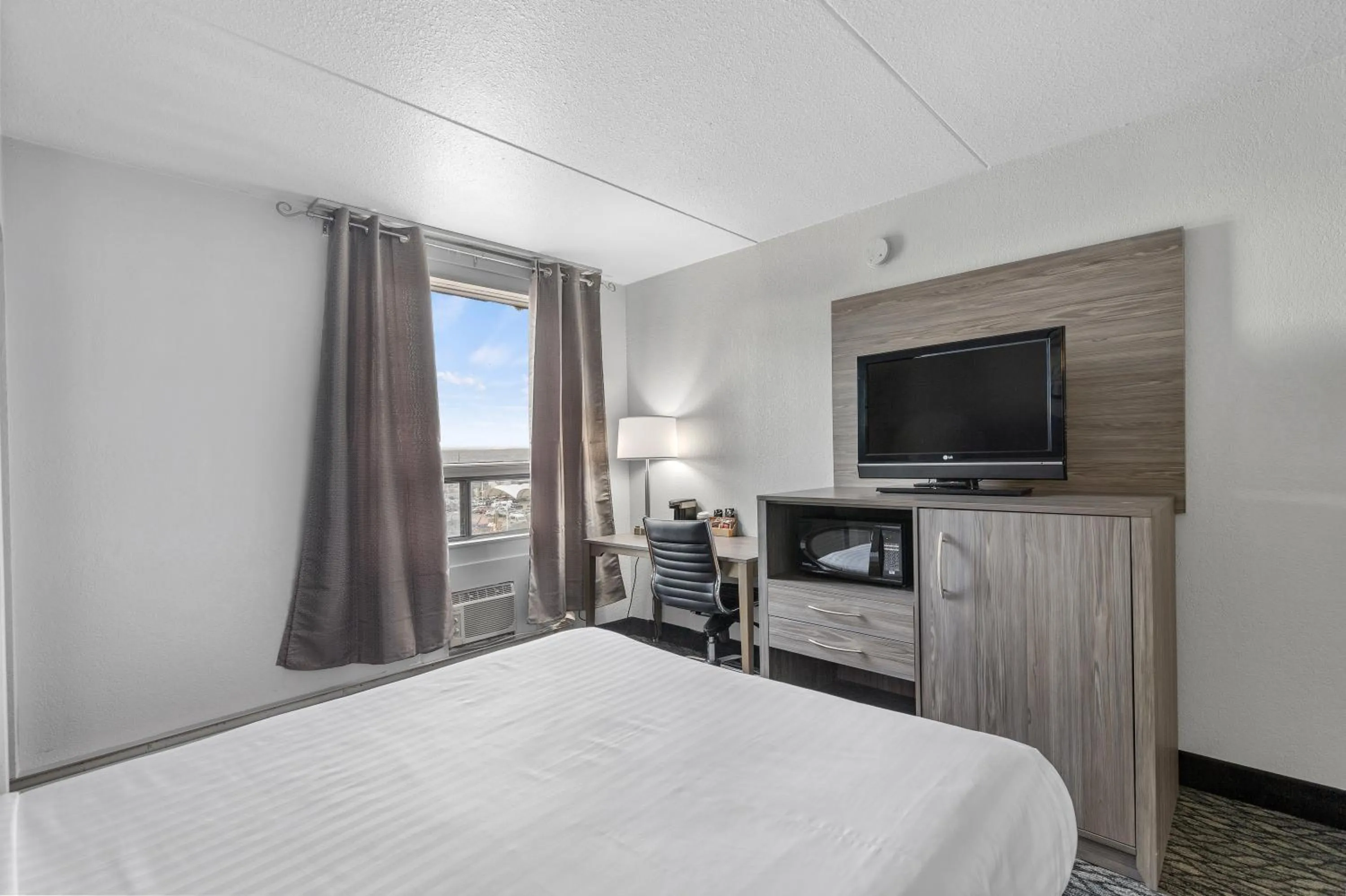 TV and multimedia, Bed in Emerald Hotel & Suites Calgary Airport
