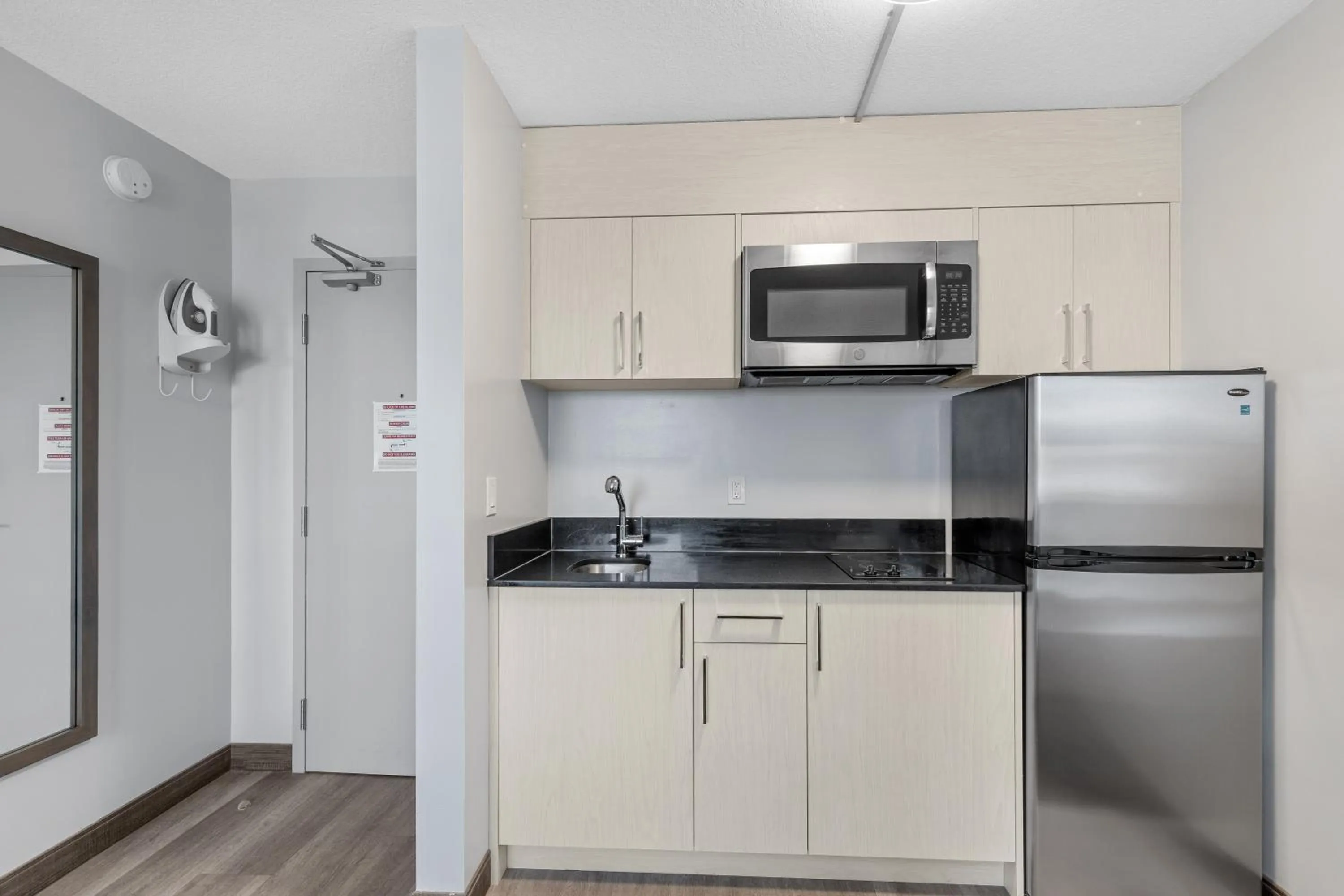 Kitchen or kitchenette in Emerald Hotel & Suites Calgary Airport