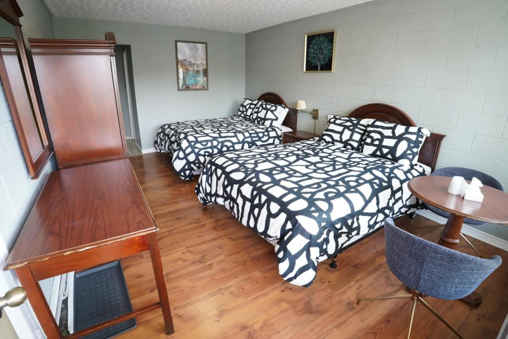 Photo of the whole room, Bed in Falcon Inn