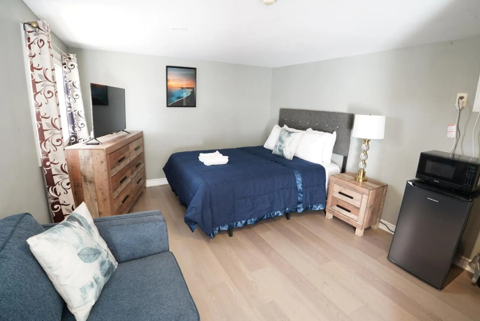 Bedroom, Bed in Falcon Inn