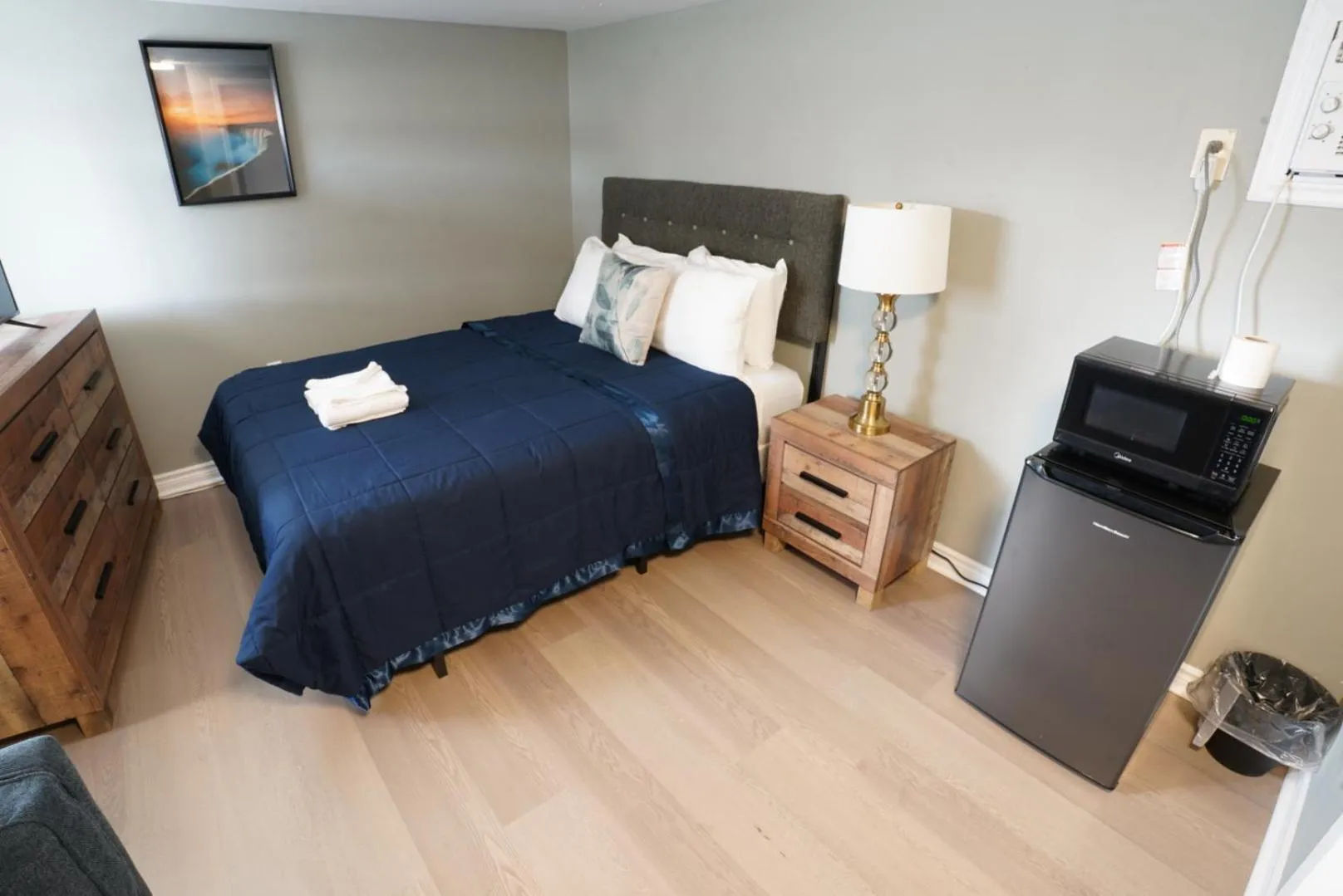 Bedroom, Bed in Falcon Inn