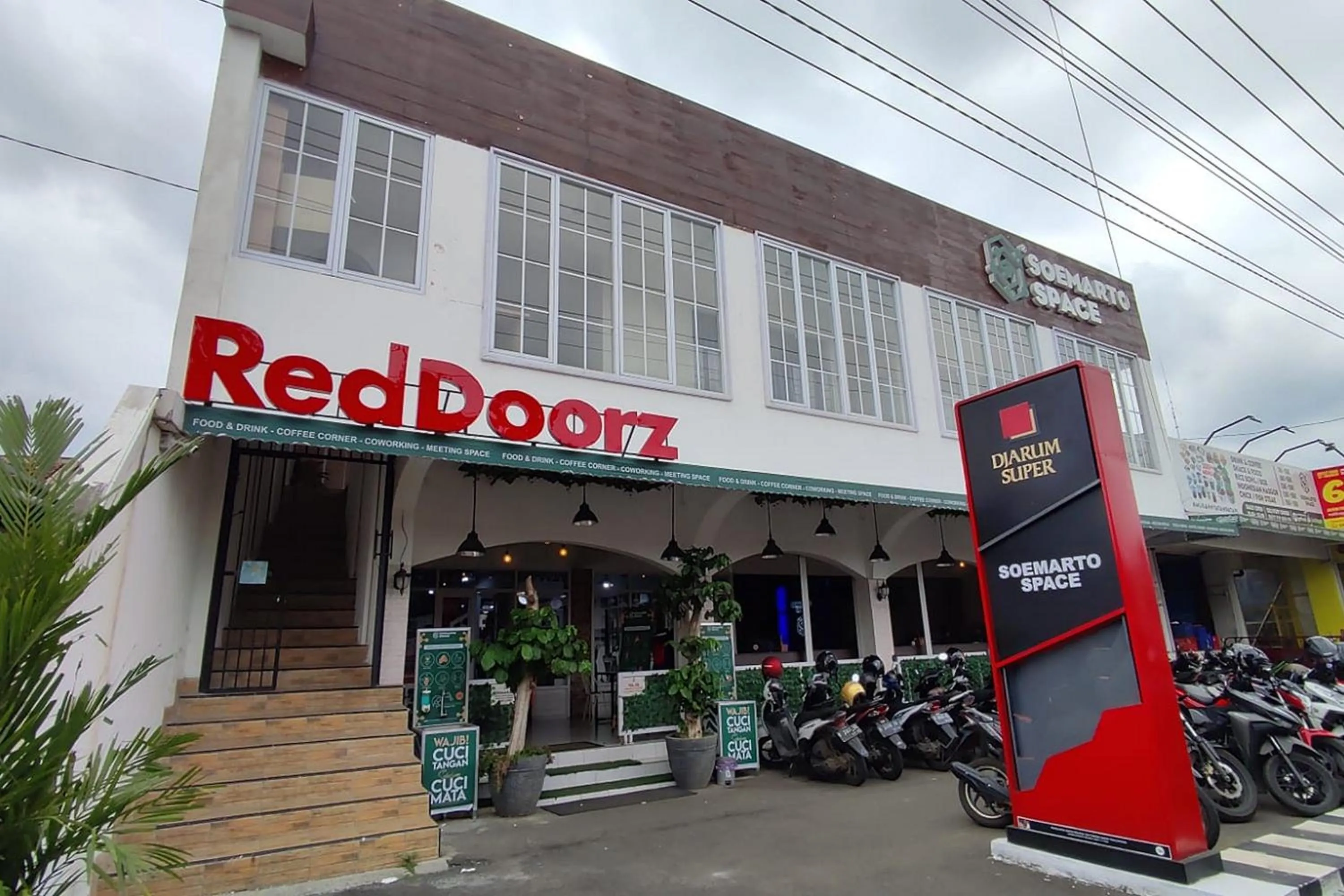 Property building in RedDoorz near Rita Super Mall Purwokerto