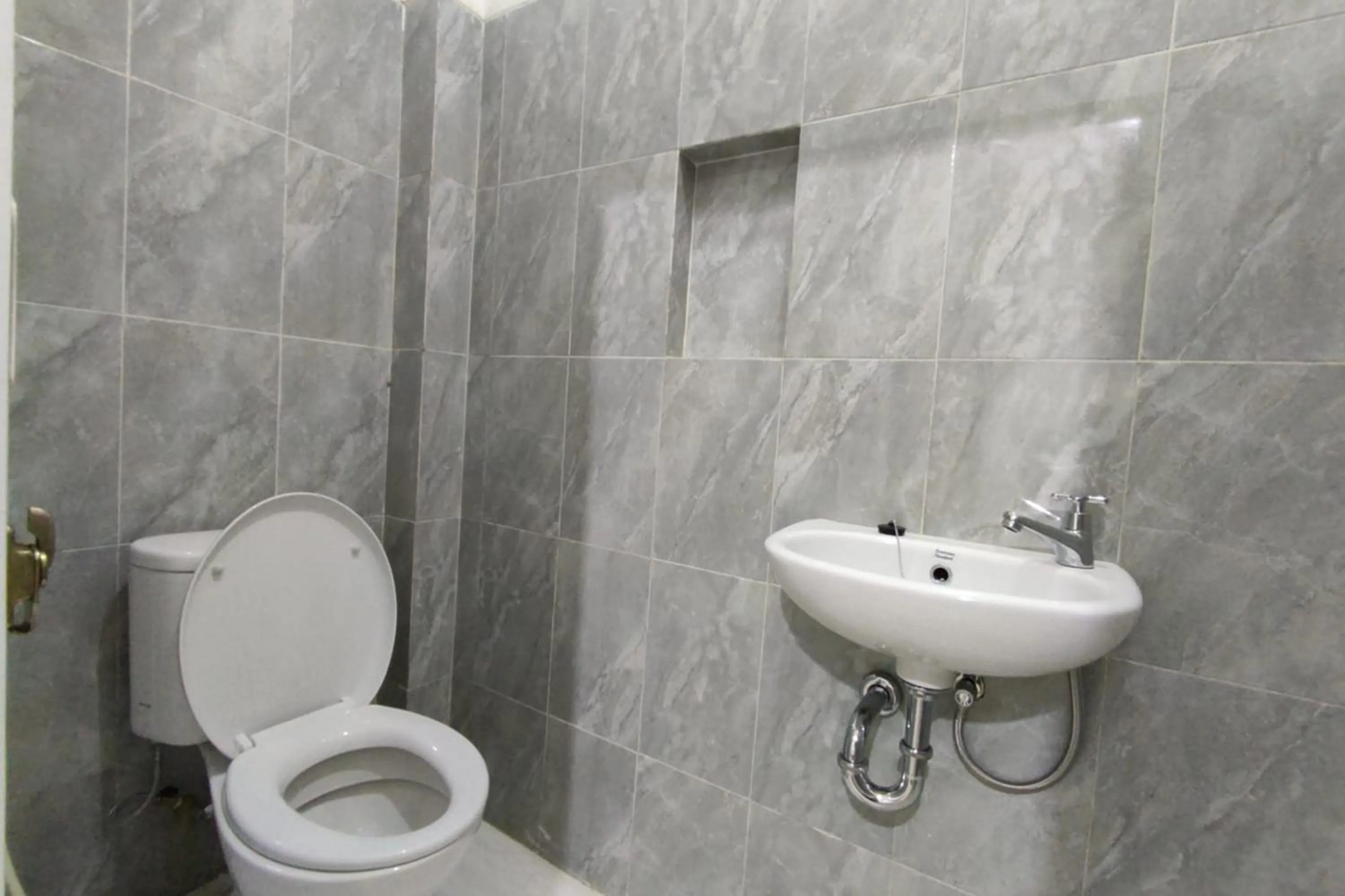 Bathroom in RedDoorz near Rita Super Mall Purwokerto