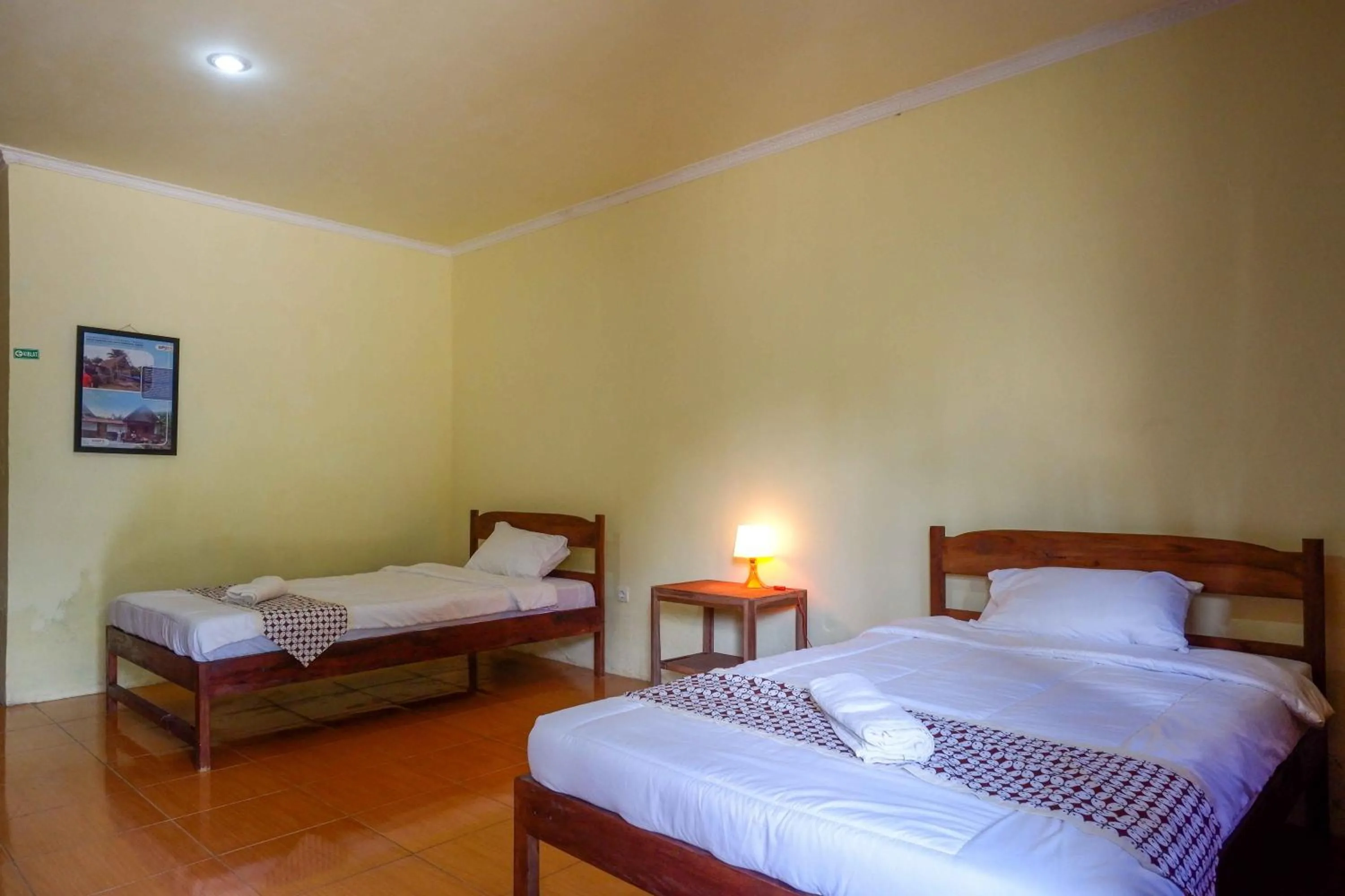 Bed in Roemah Beong Syariah at Desa Wisata Kembanglimus Mitra RedDoorz