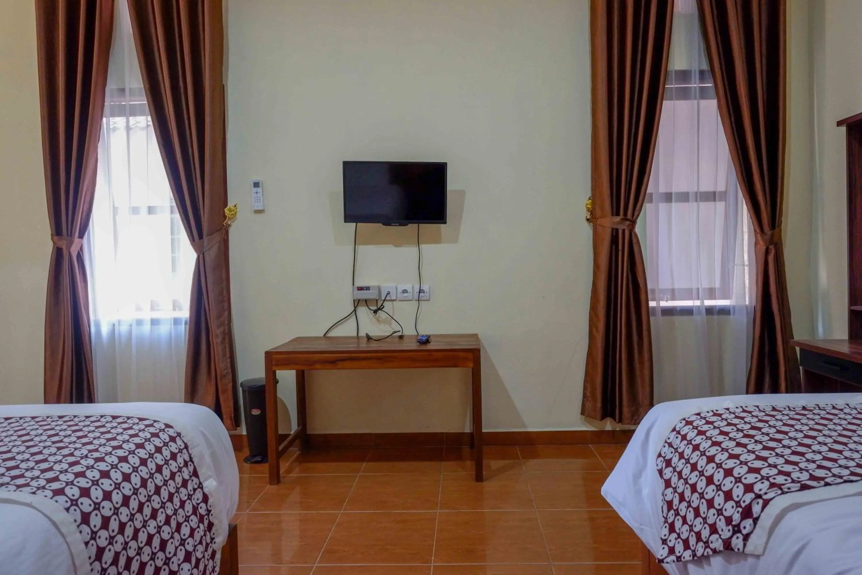 Bed in Roemah Beong Syariah at Desa Wisata Kembanglimus Mitra RedDoorz