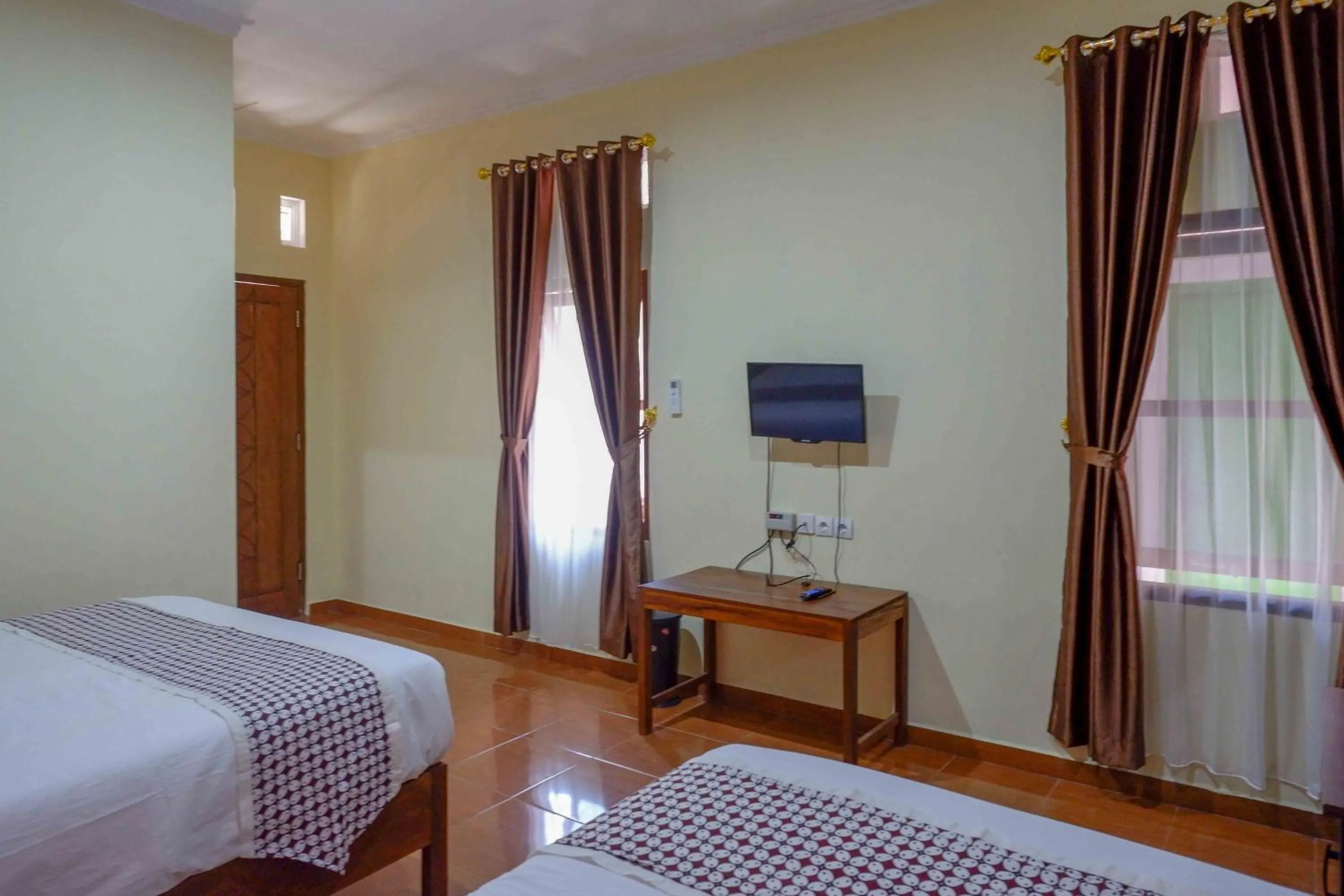 Bed in Roemah Beong Syariah at Desa Wisata Kembanglimus Mitra RedDoorz