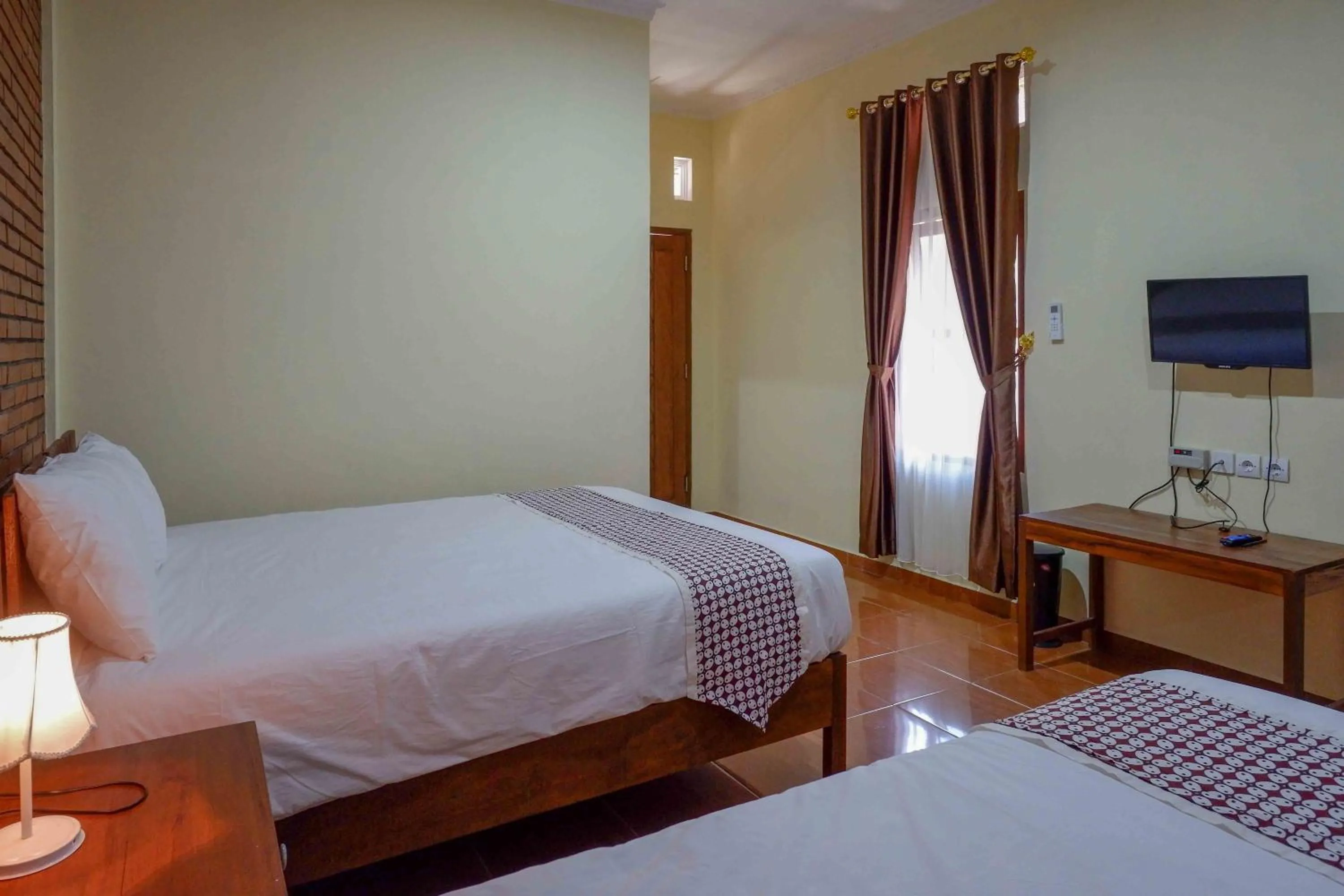 Bed in Roemah Beong Syariah at Desa Wisata Kembanglimus Mitra RedDoorz