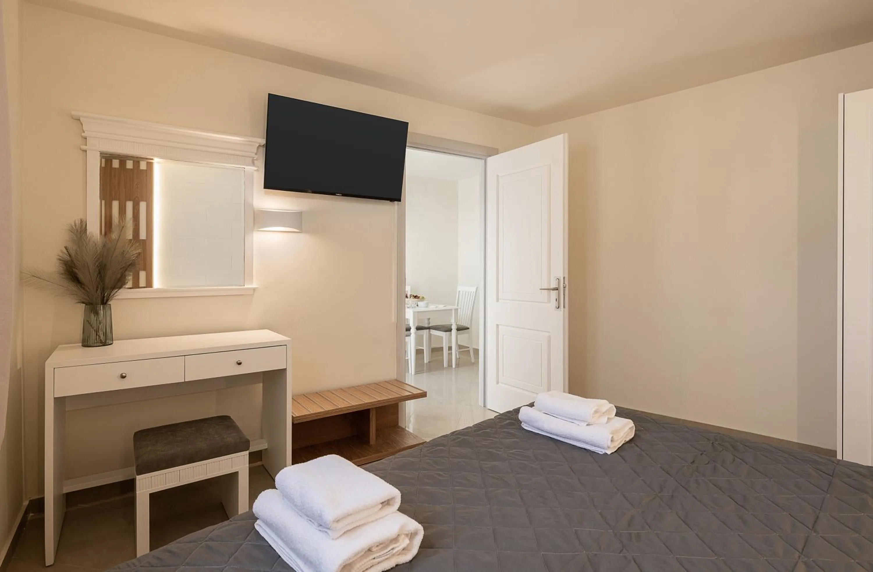 Communal lounge/ TV room, Bed in Elia Platanias