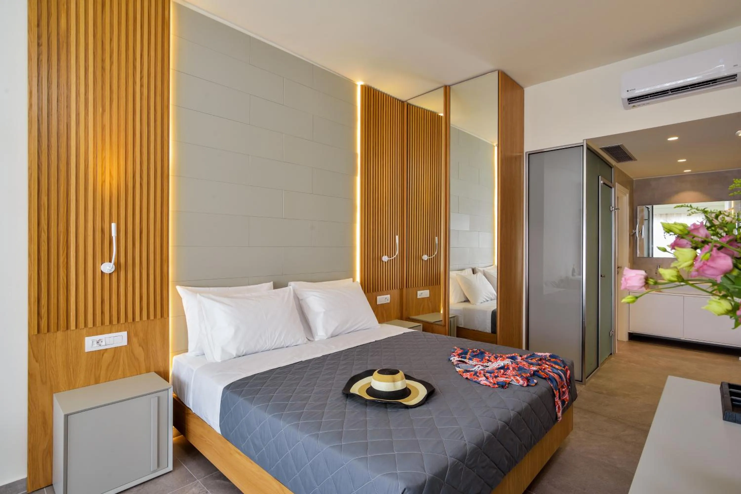 Photo of the whole room, Bed in Elia Platanias