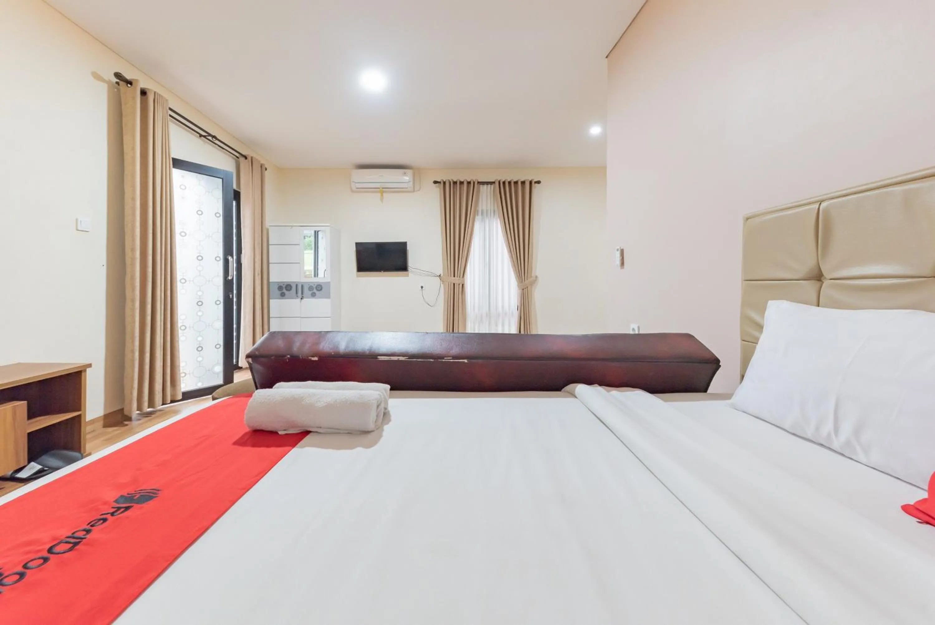 Bedroom, Bed in RedDoorz Premium @ Griya Inkoppabri Cisarua Puncak
