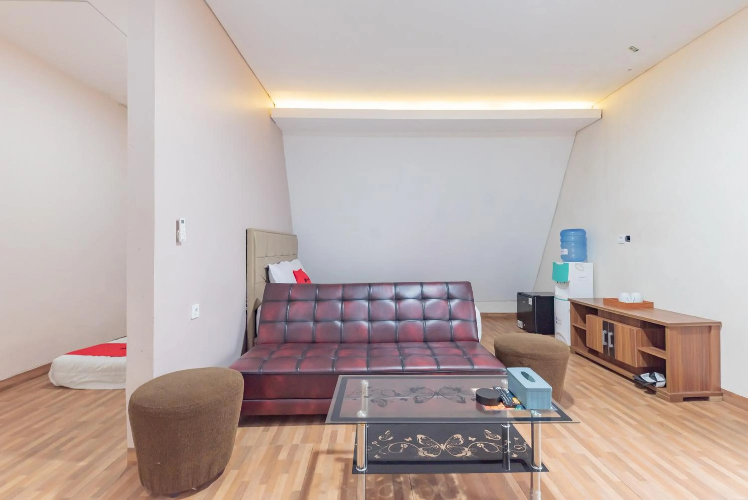 Seating area in RedDoorz Premium @ Griya Inkoppabri Cisarua Puncak