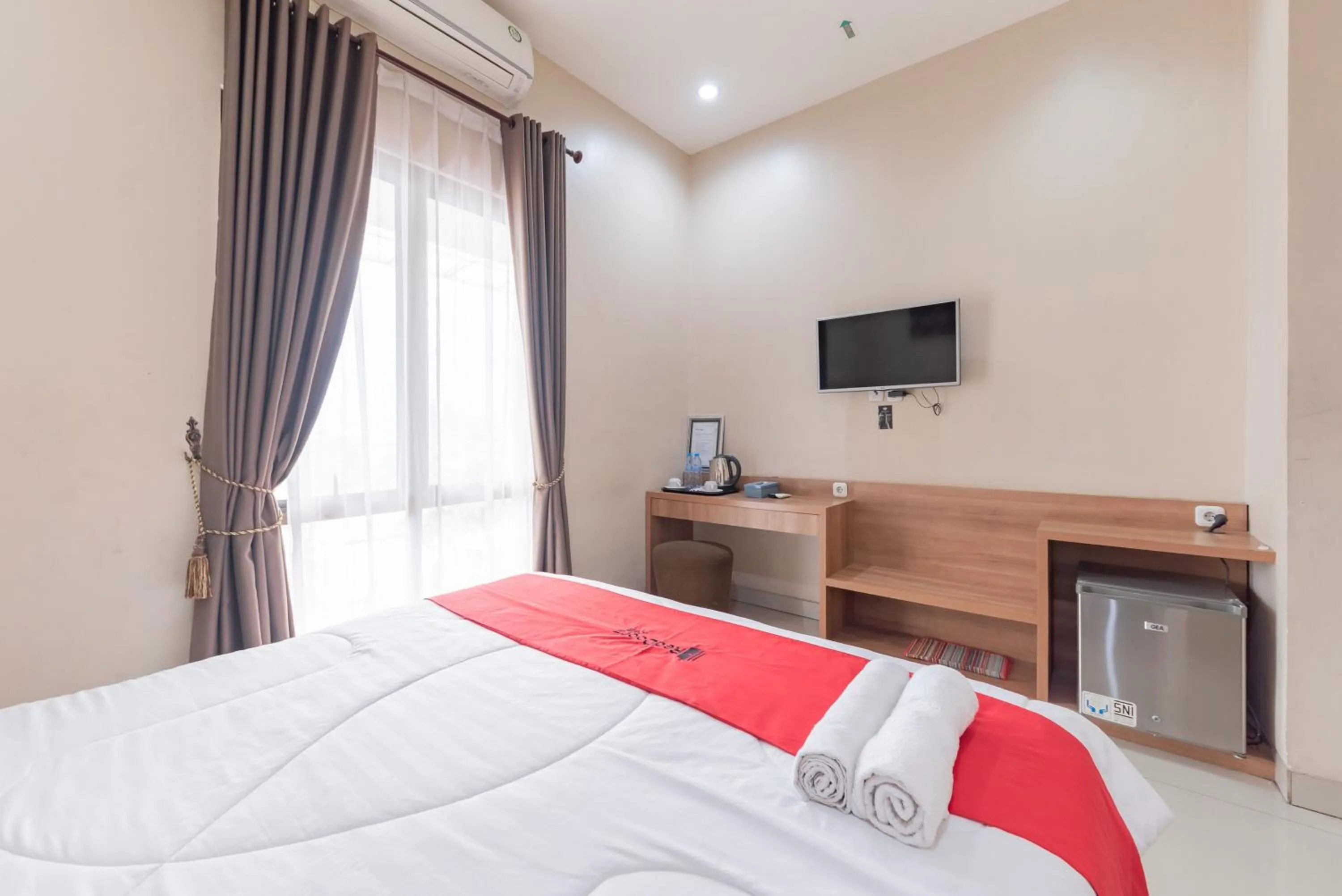 Bedroom, Bed in RedDoorz Premium @ Griya Inkoppabri Cisarua Puncak