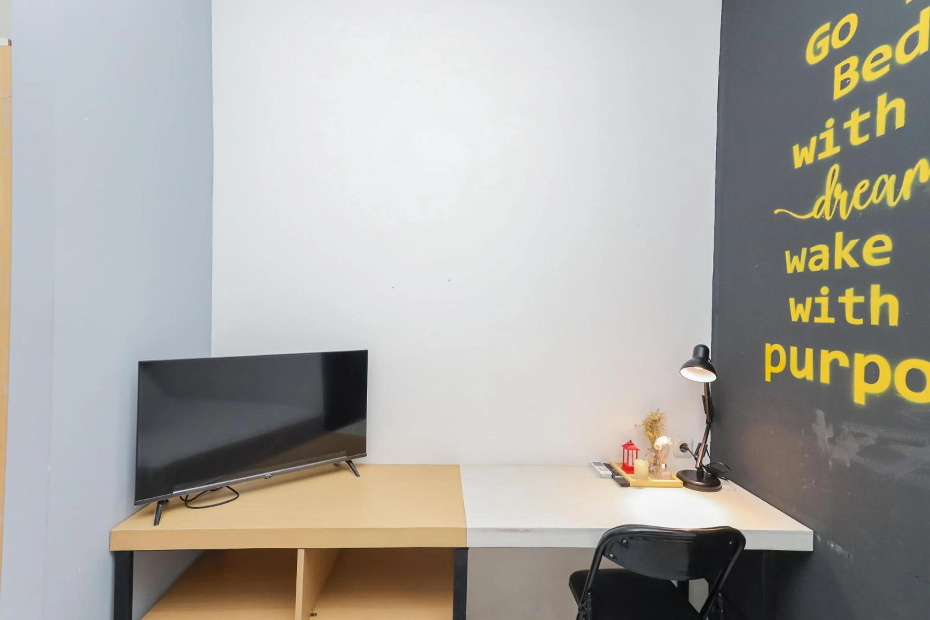 Communal lounge/ TV room, TV/Entertainment Center in KoolKost near RSCM Kencana - Minimum Stay 6 Nights