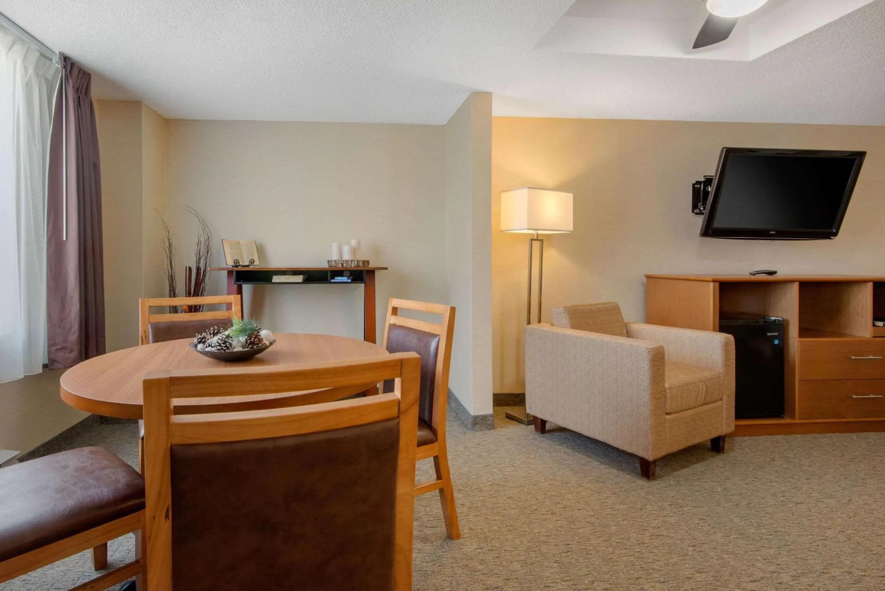 Bedroom, Bed in Quality Inn & Conference Centre Downtown Sudbury